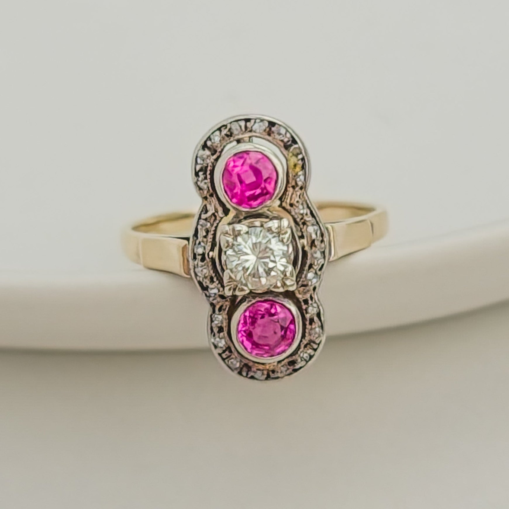 Antiker Triologie - Ring mit Diamant & Rubinen - Honey Jewelry