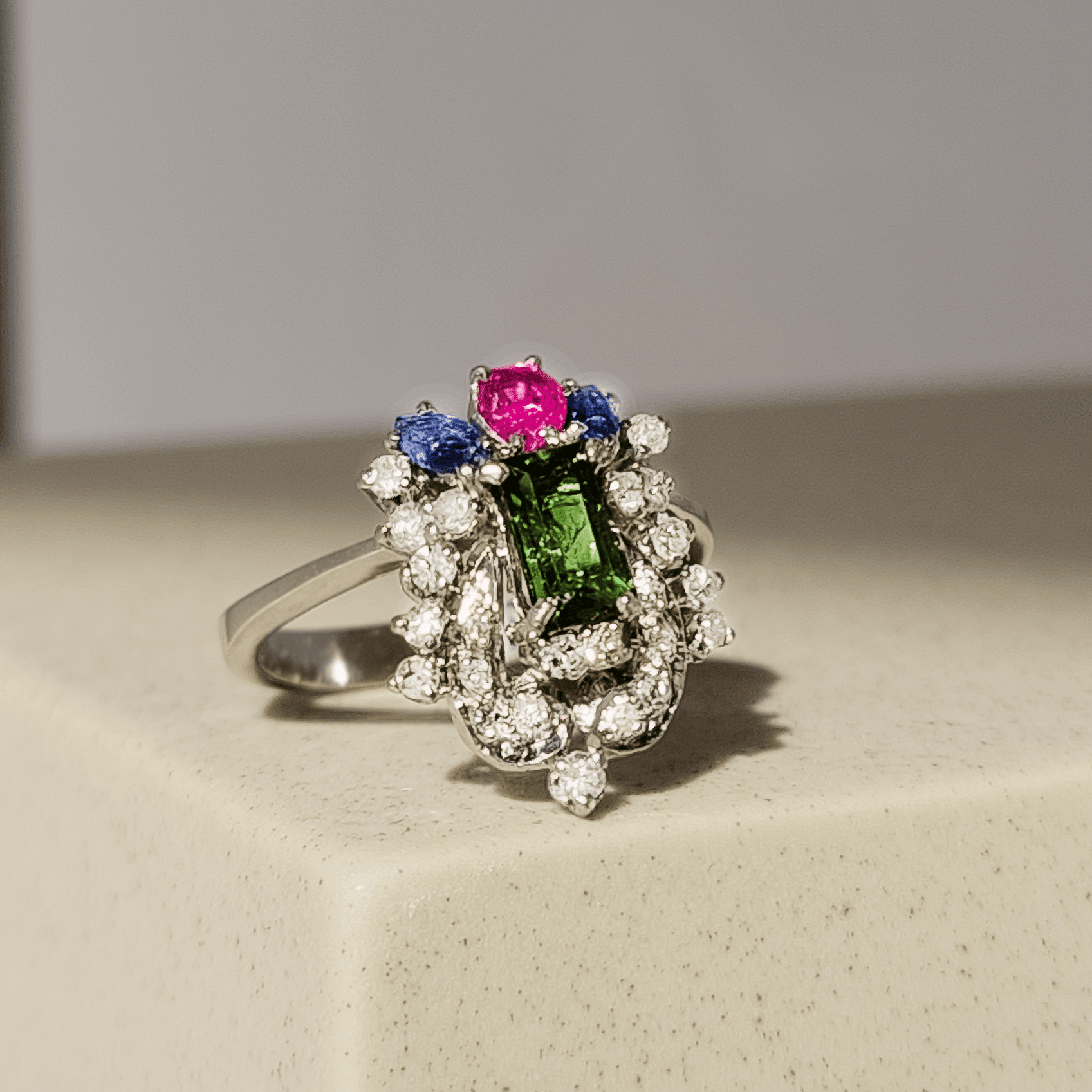 Antiker Weißgoldring mit funkelndem Steinbesatz - Honey Jewelry