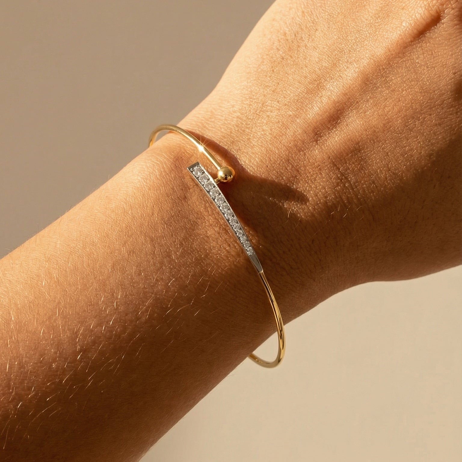 Armreif aus 18 Karat Gelbgold mit Diamantbesatz - Honey Jewelry