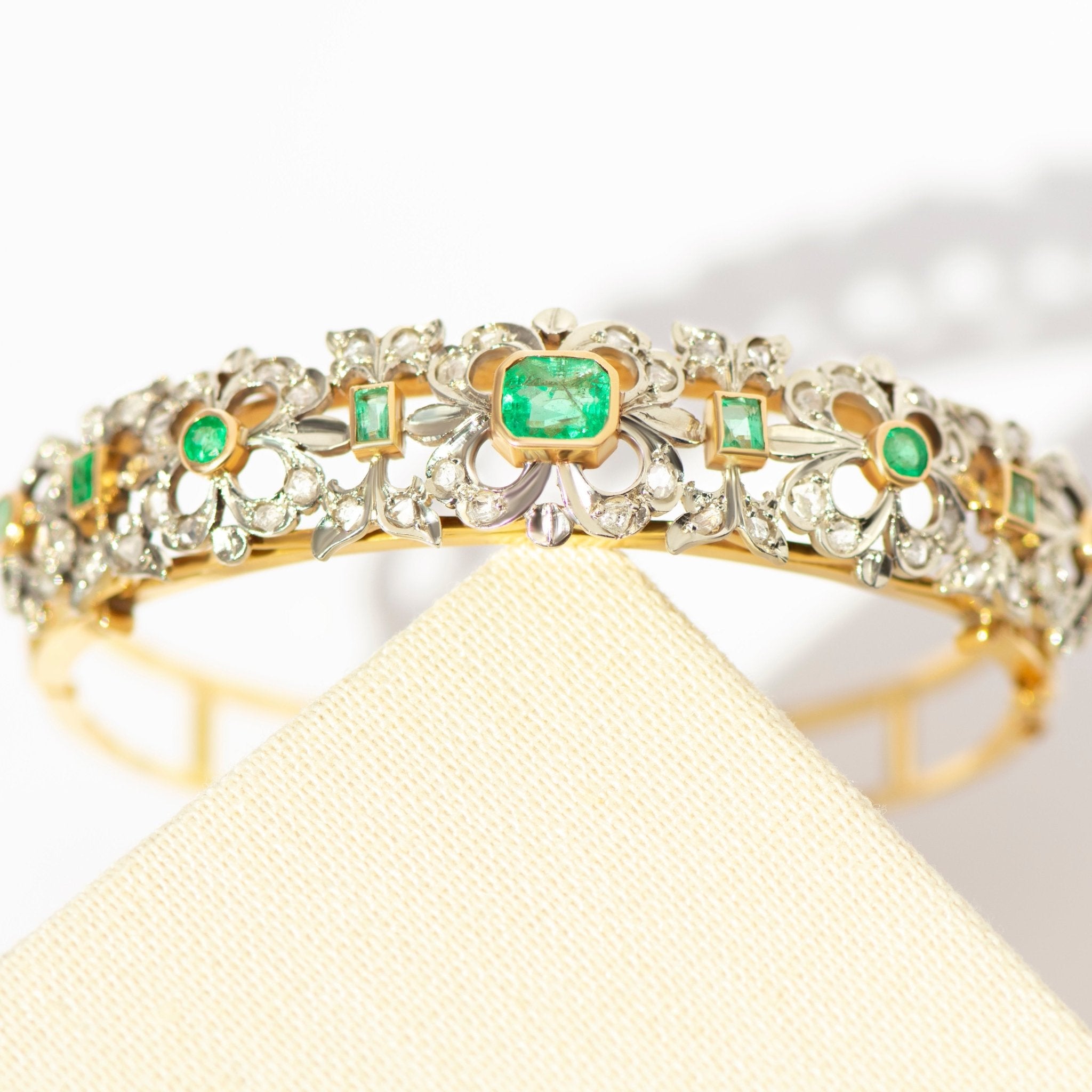 Art Déco Armreif – Smaragde & Rosenschliffdiamanten – 750 Gold - Honey Jewelry