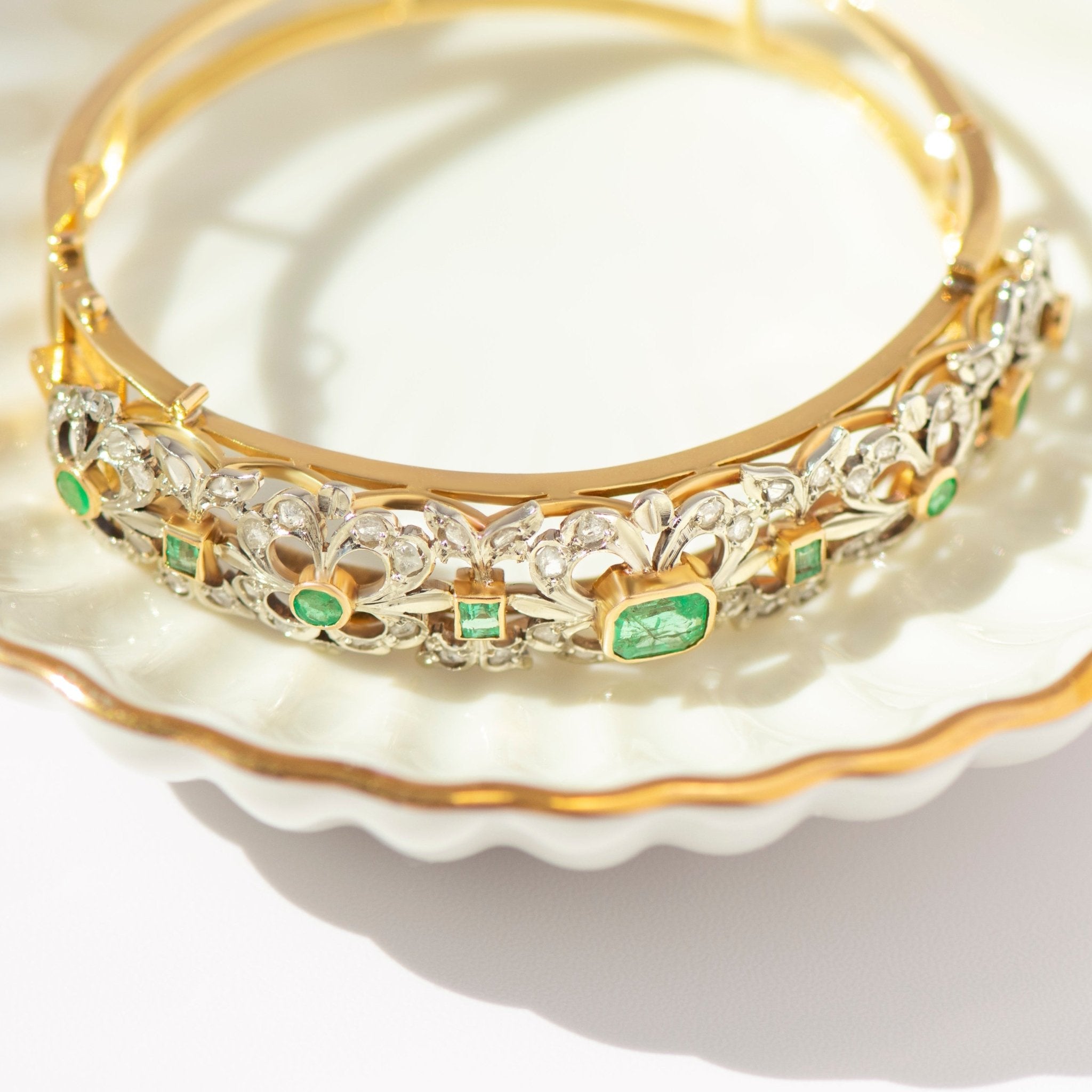 Art Déco Armreif – Smaragde & Rosenschliffdiamanten – 750 Gold - Honey Jewelry