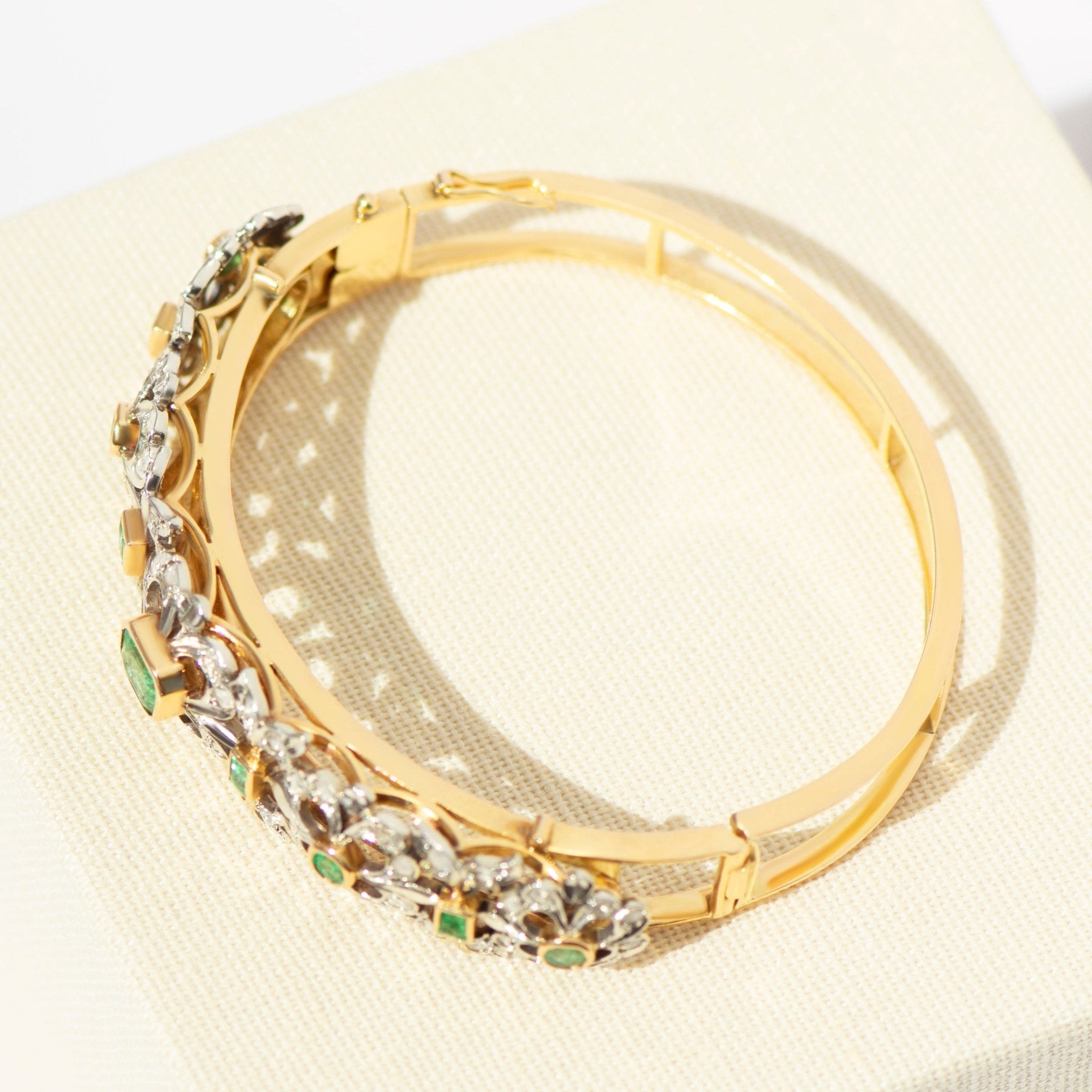 Art Déco Armreif – Smaragde & Rosenschliffdiamanten – 750 Gold - Honey Jewelry