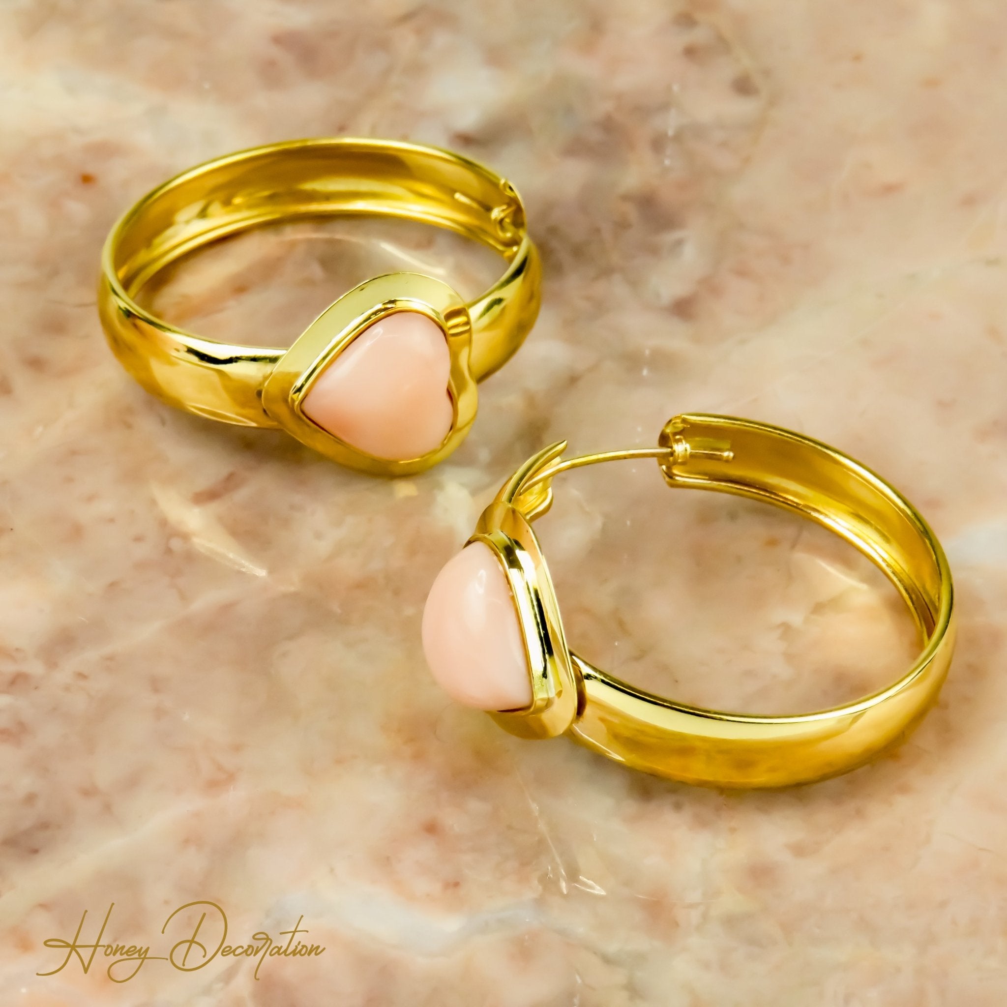 Auffällige Creolen aus 18 Karat Gold mit Koralleneinsatz - Honey Jewelry