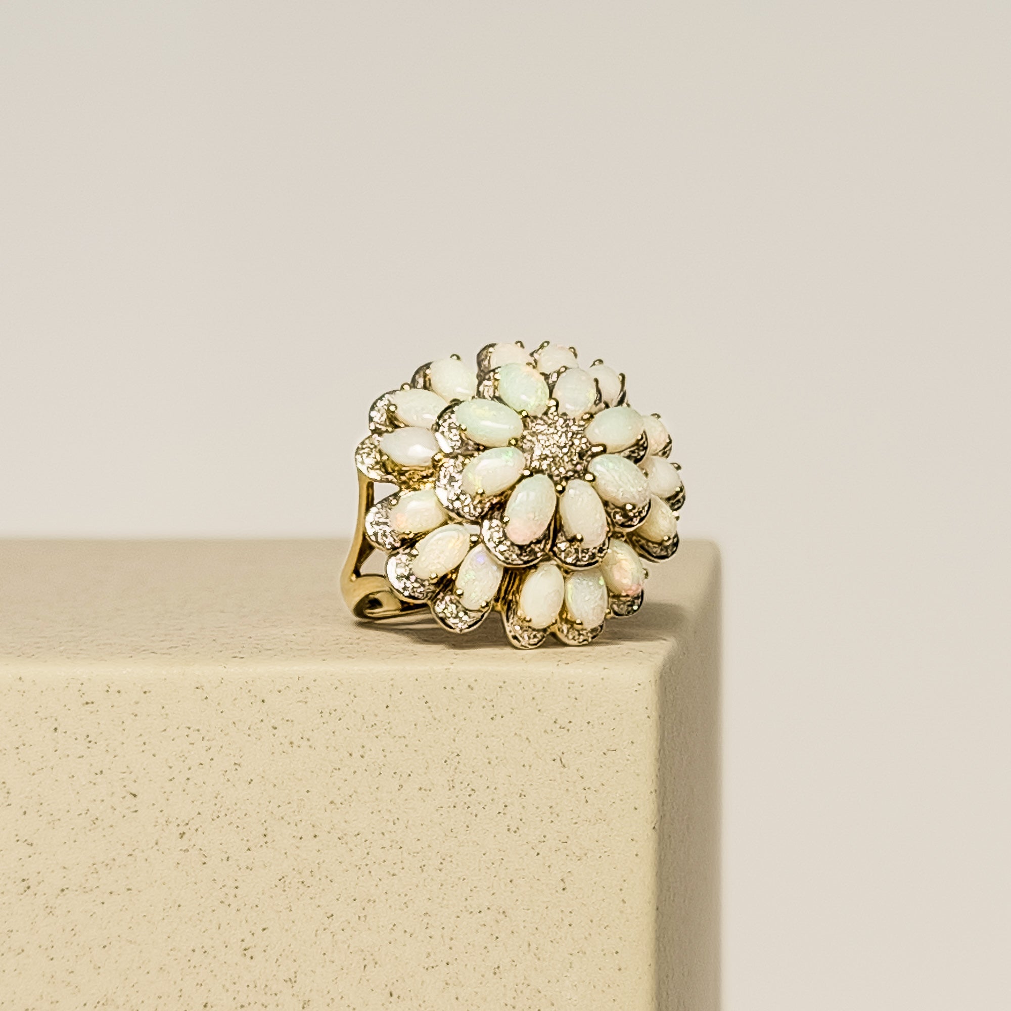 Beeindruckender 14 Karat Blüten - Goldring mit leuchtenden Opalen - Honey Jewelry