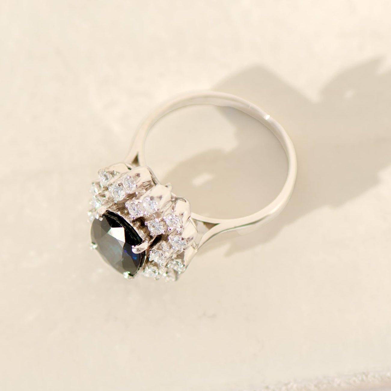 Eleganter Vintage - Ring mit blauem Saphir & Diamanten aus 14 Karat Weißgold - Honey Jewelry