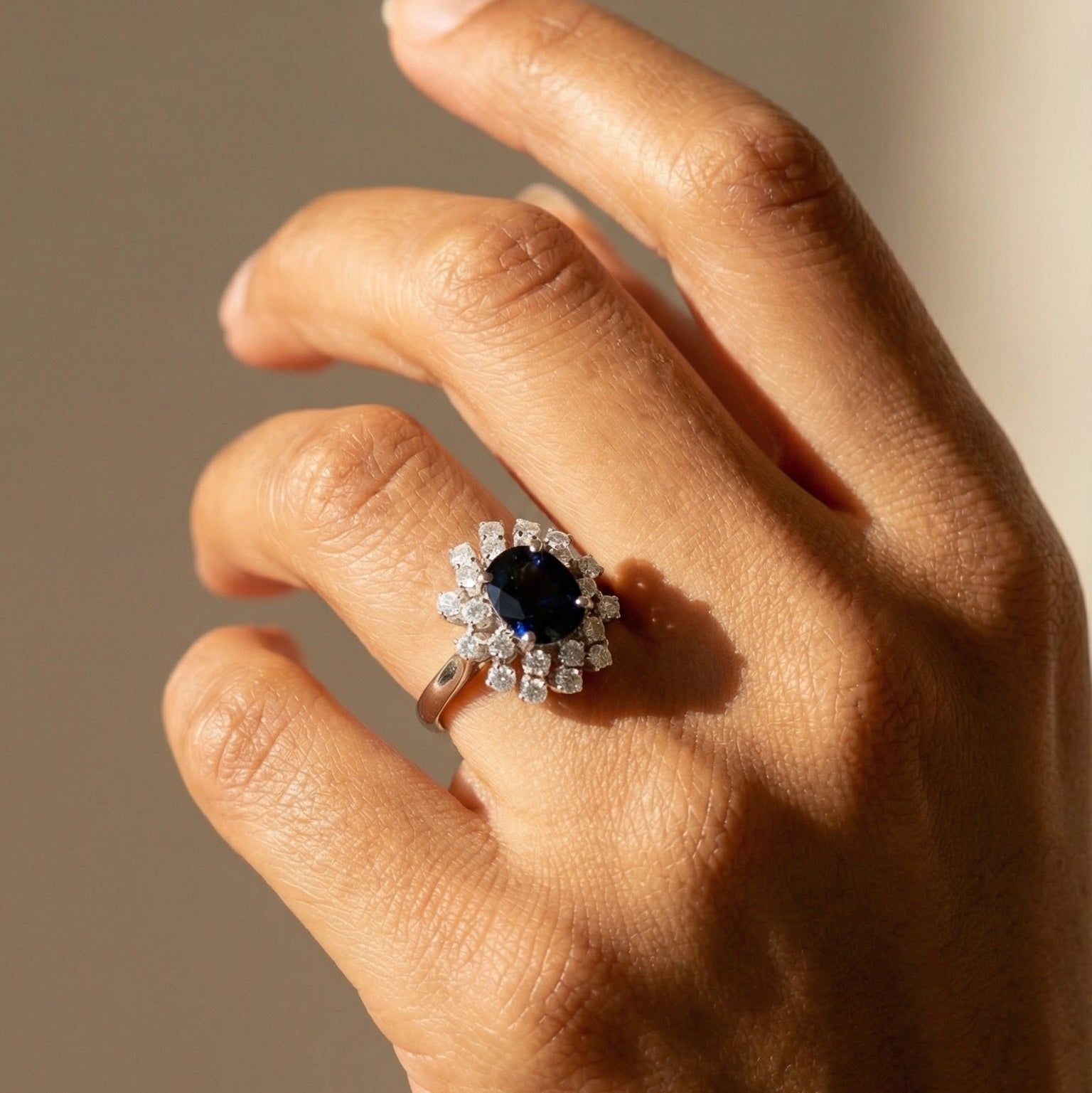 Eleganter Vintage - Ring mit blauem Saphir & Diamanten aus 14 Karat Weißgold - Honey Jewelry