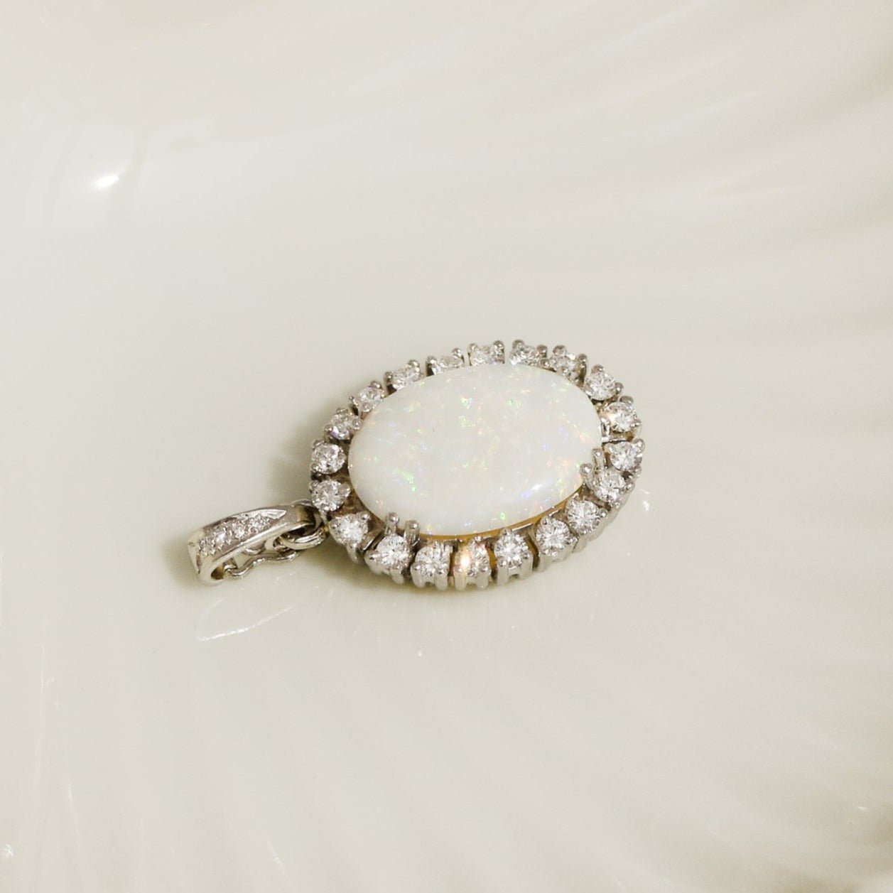 Elfenhafter Opalanhänger – Verzauberte Eleganz - Honey Jewelry