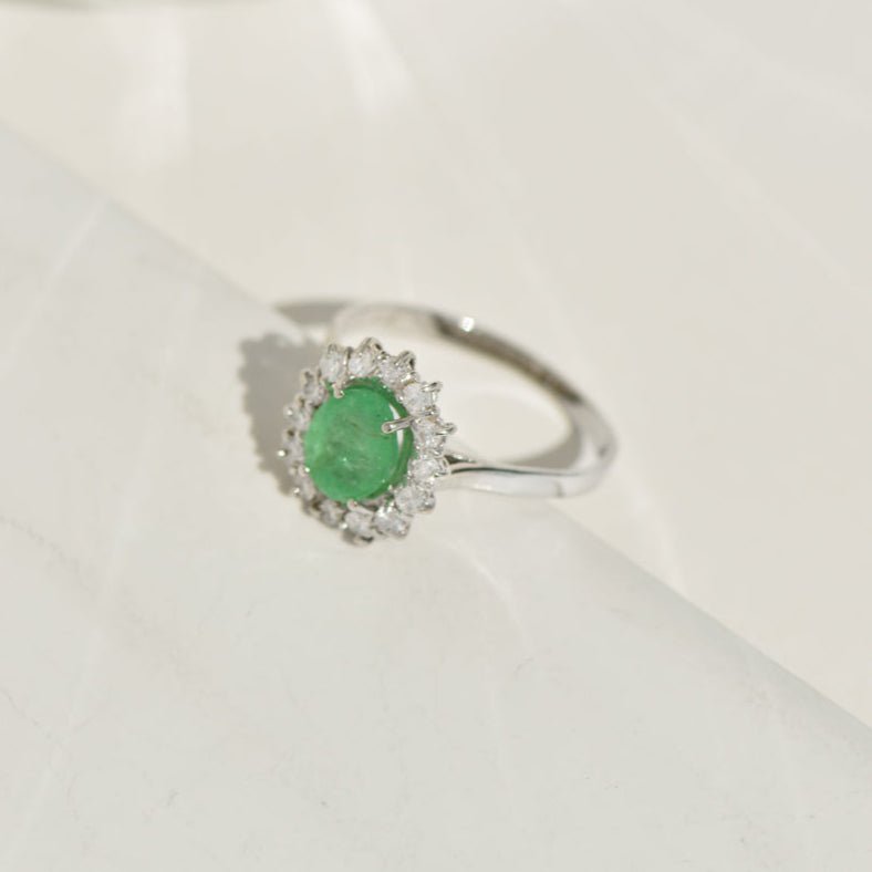 Entourage - Ring aus 18K Weißgold mit Smaragd & Brillanten – royaler Glanz für Deinen Finger - Honey Jewelry