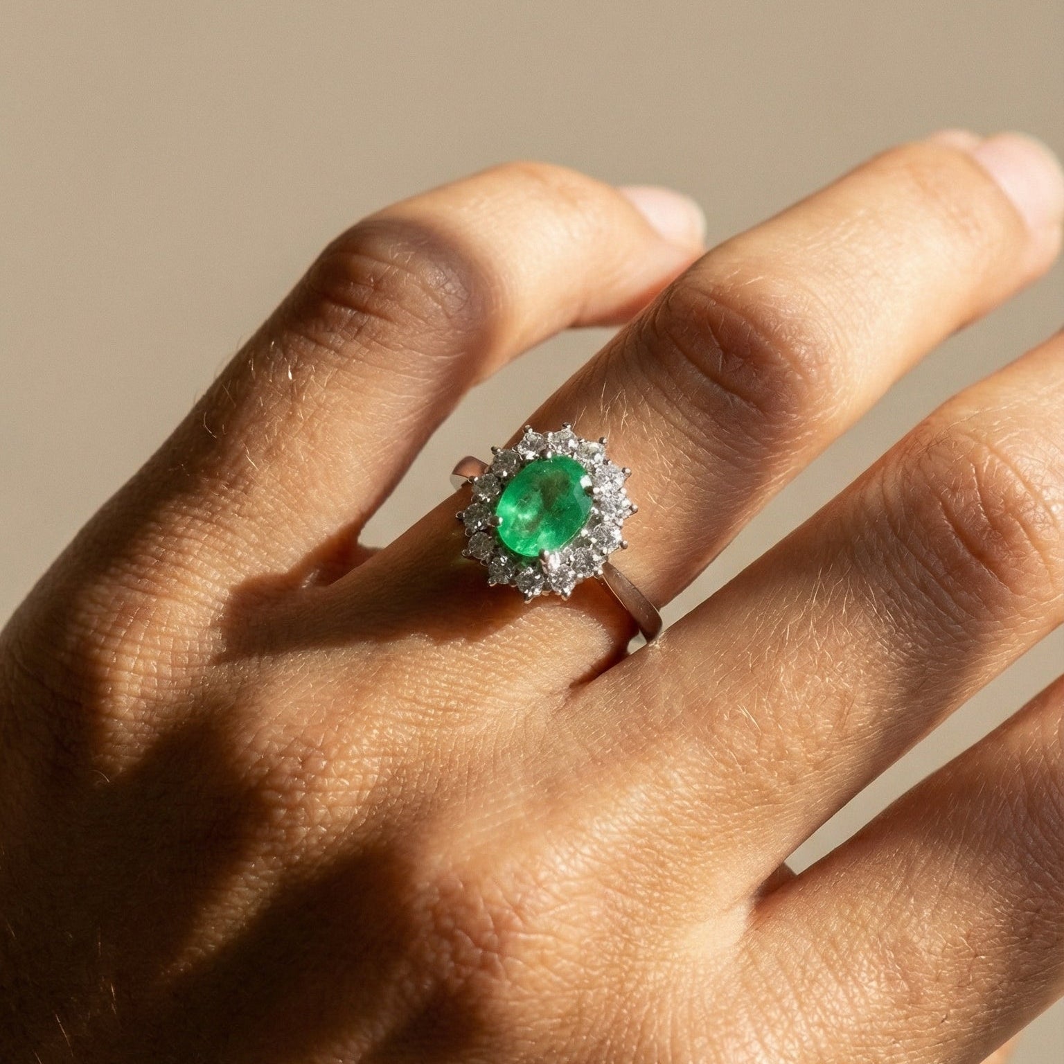 Entourage - Ring aus 18K Weißgold mit Smaragd & Brillanten – royaler Glanz für Deinen Finger - Honey Jewelry