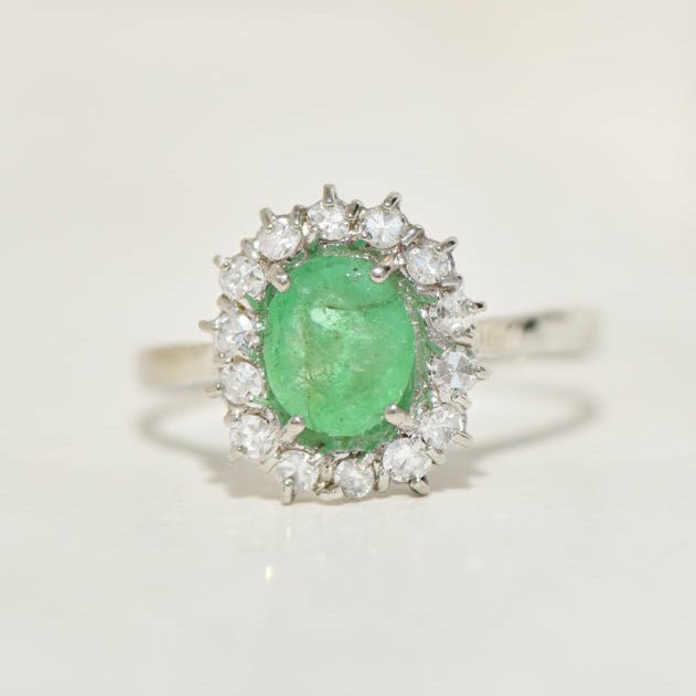 Entourage - Ring aus 18K Weißgold mit Smaragd & Brillanten – royaler Glanz für Deinen Finger - Honey Jewelry