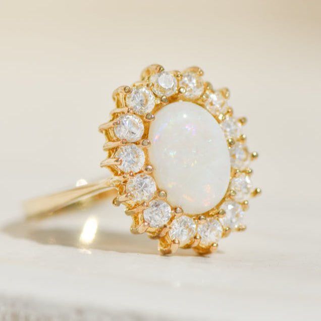 Entouragering aus Gelbgold mit Opal – Farbspiel mit Charakter - Honey Jewelry