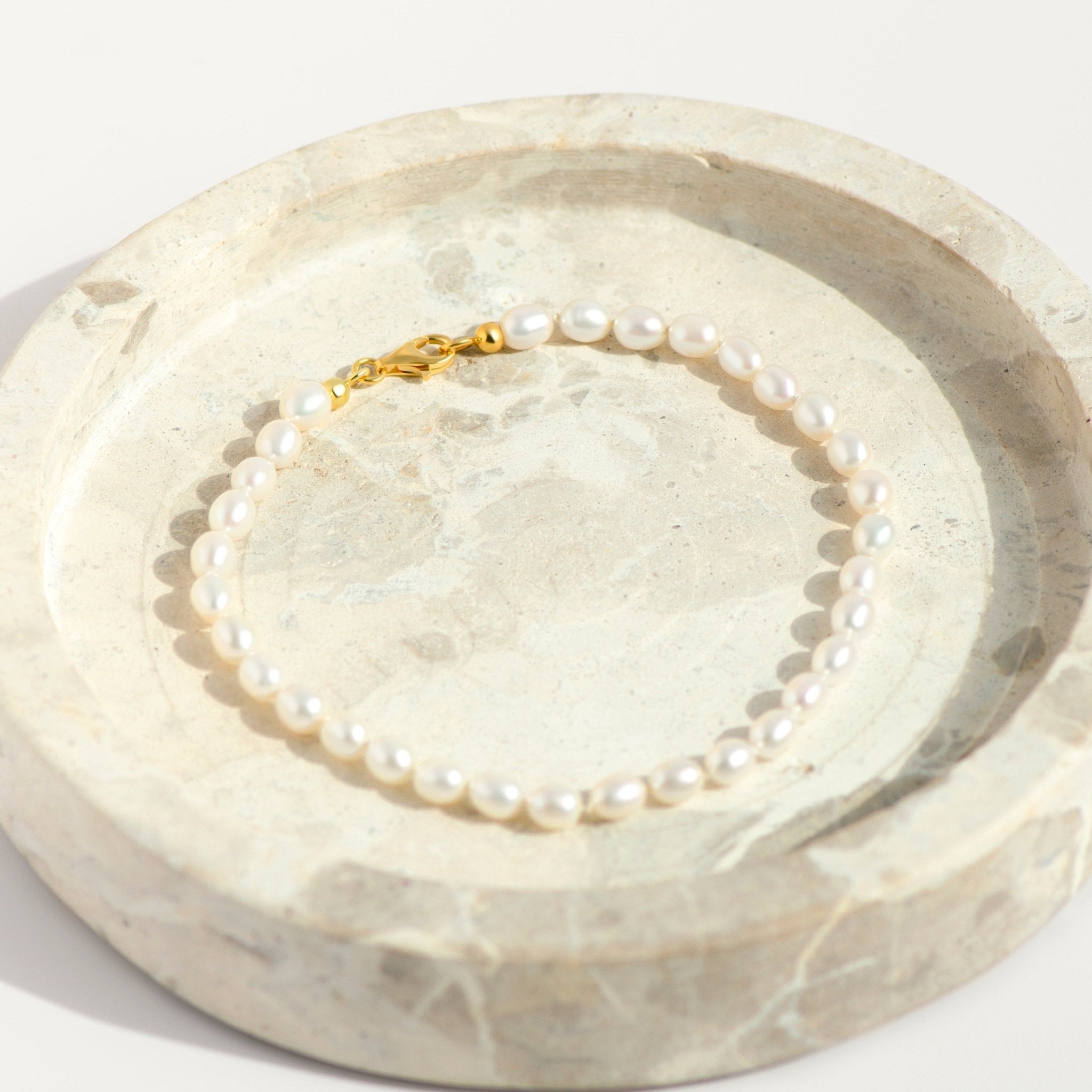 Feines Fußkettchen aus Süßwasserperlen – cremeweiß, oval, 5 mm, neu geknüpft - Honey Jewelry