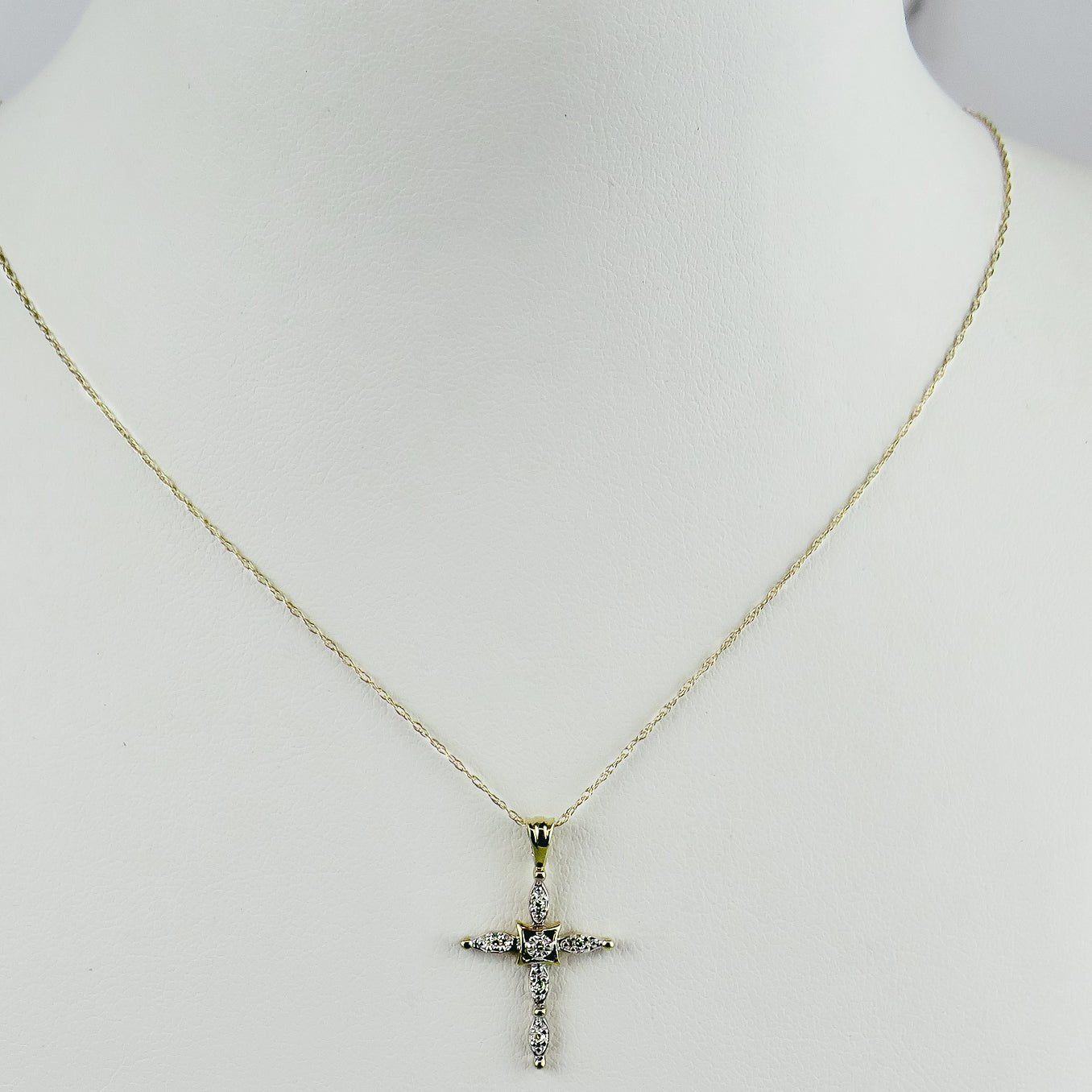 Feingliedriges Kettchen mit Kreuzanhänger und Diamanten - Honey Jewelry