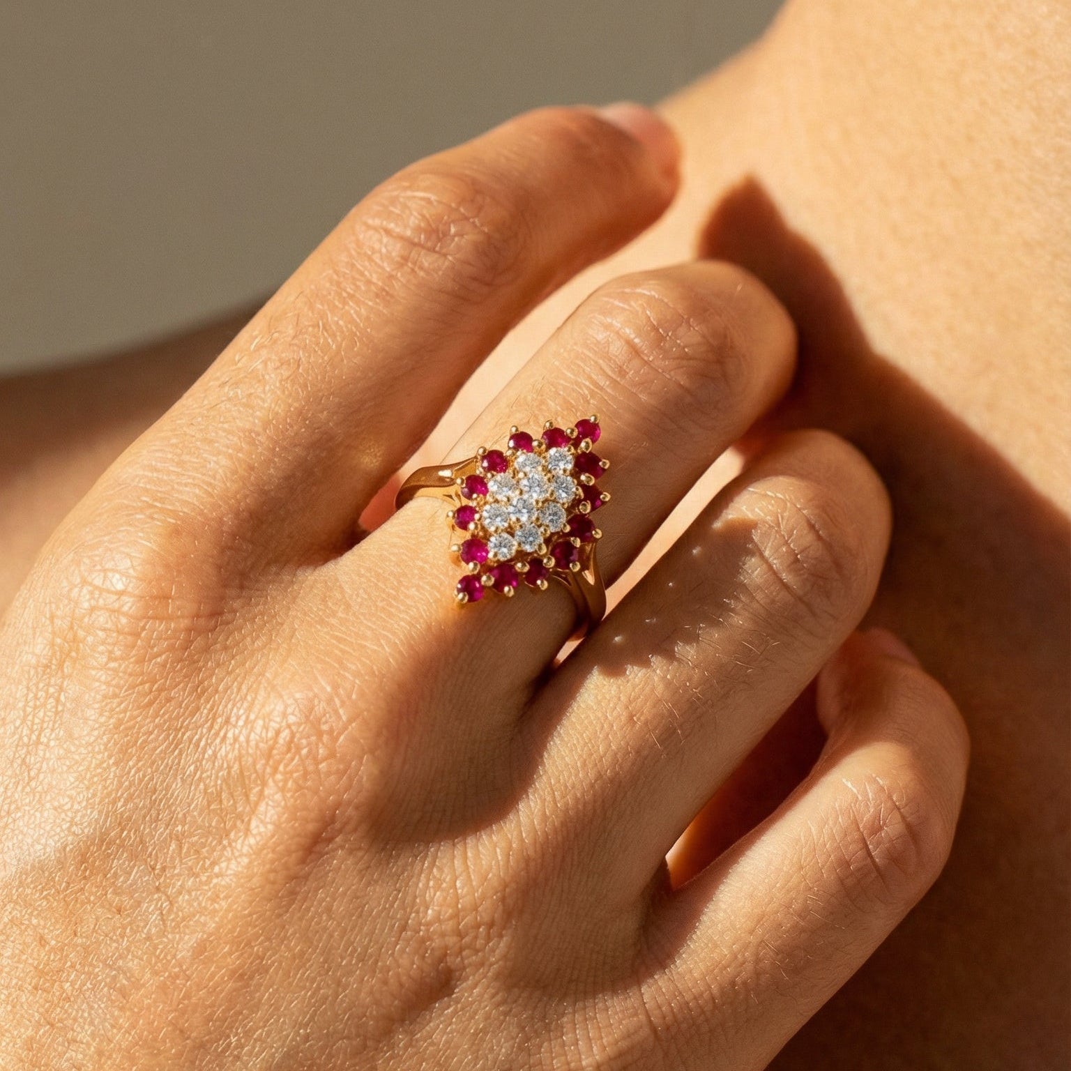 Funkelnder Cocktailring mit Rubinen & Diamanten | 14K Vintage Gold - Honey Jewelry