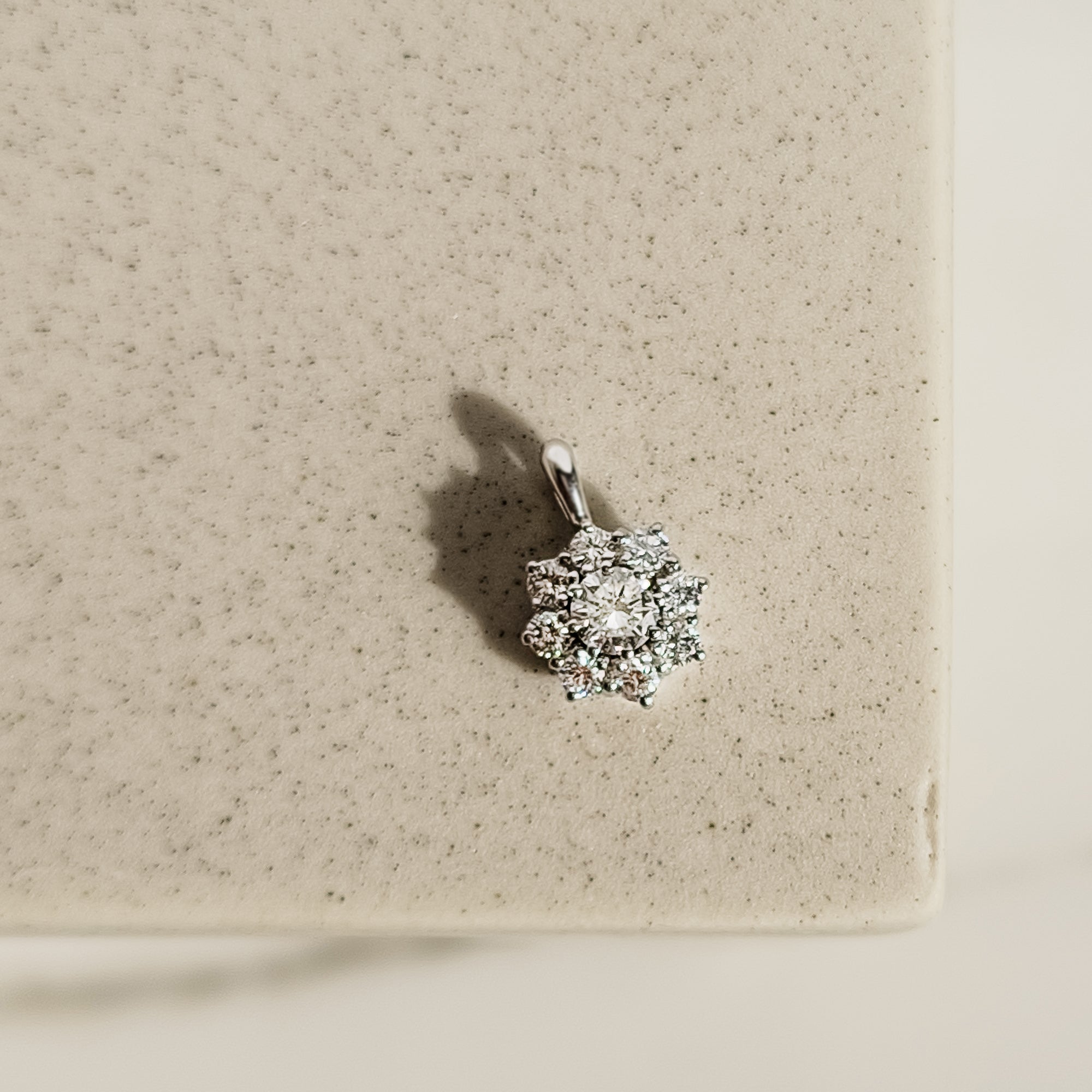 Funkelnder Weißgoldanhänger mit Brillanten - Honey Jewelry