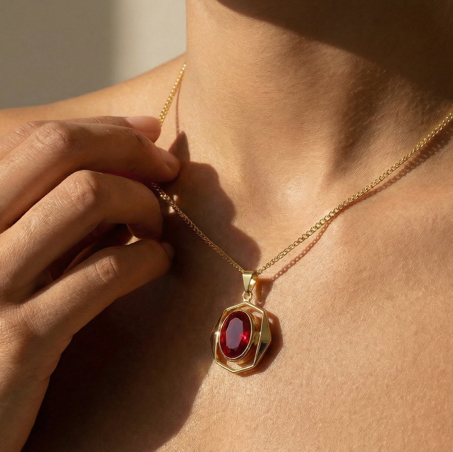 Vintage Rubinanhänger aus 8 Karat Gelbgold – kraftvolle Farbe & klare Form