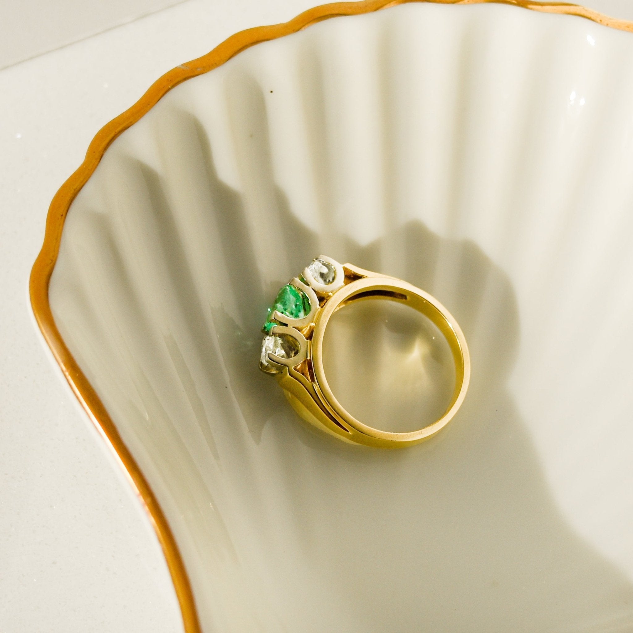 Goldring mit Brillanten und Smaragd – Extravaganz Pur - Honey Jewelry