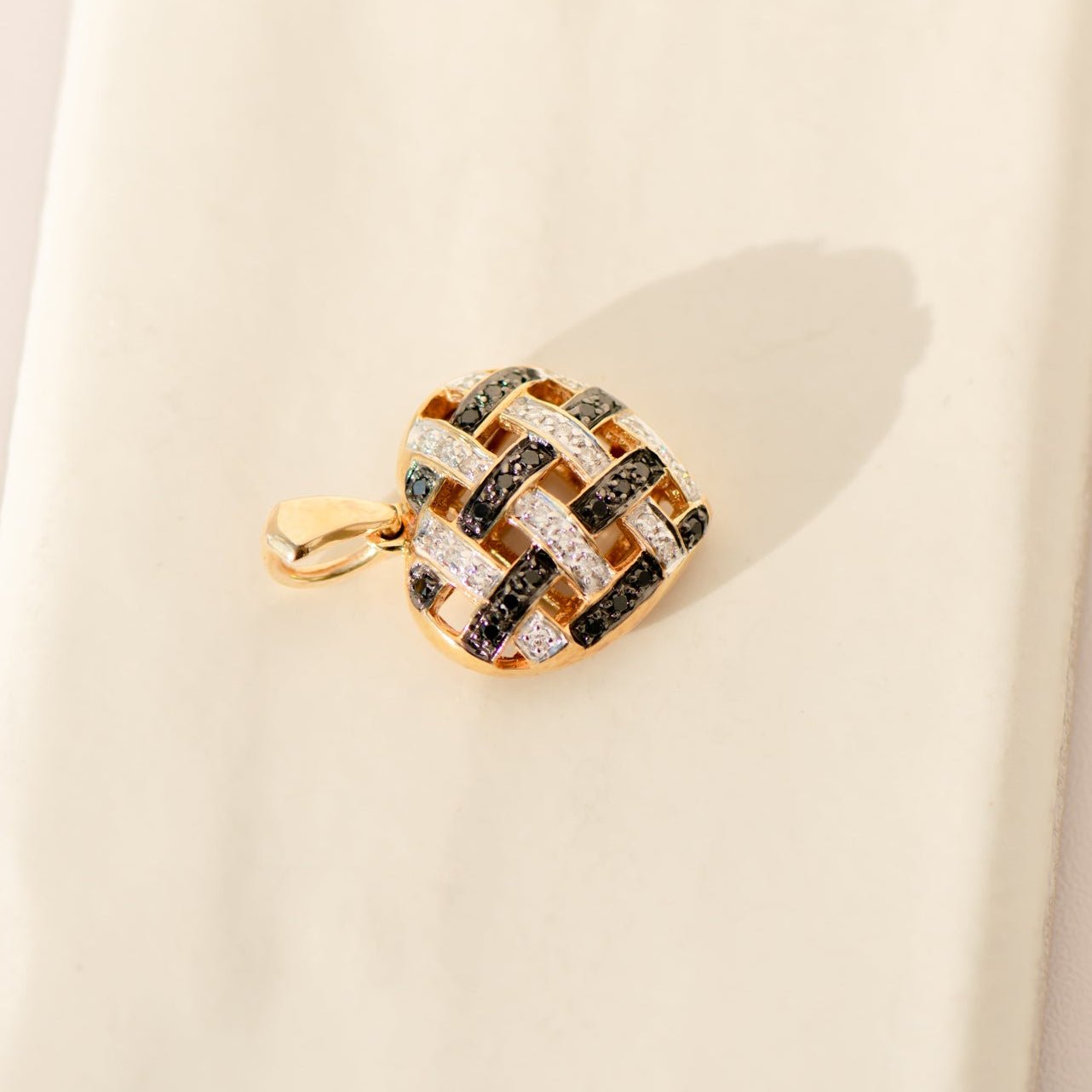 Herzanhänger aus 14 Karat Gelbgold mit weißen & schwarzen Diamanten – Liebe in Kontrast - Honey Jewelry