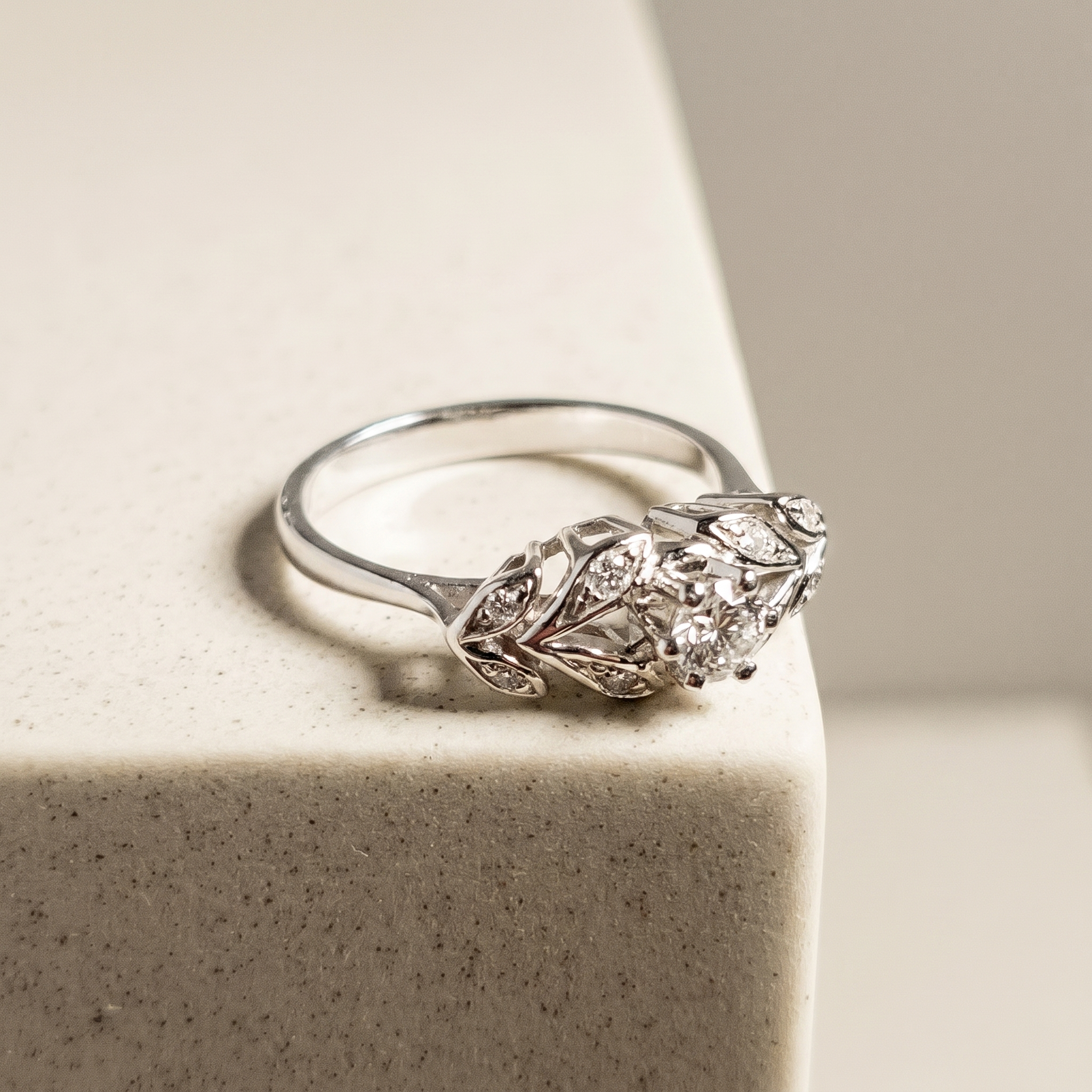 Exquisiter Vintage-Weißgoldring mit Brillanten