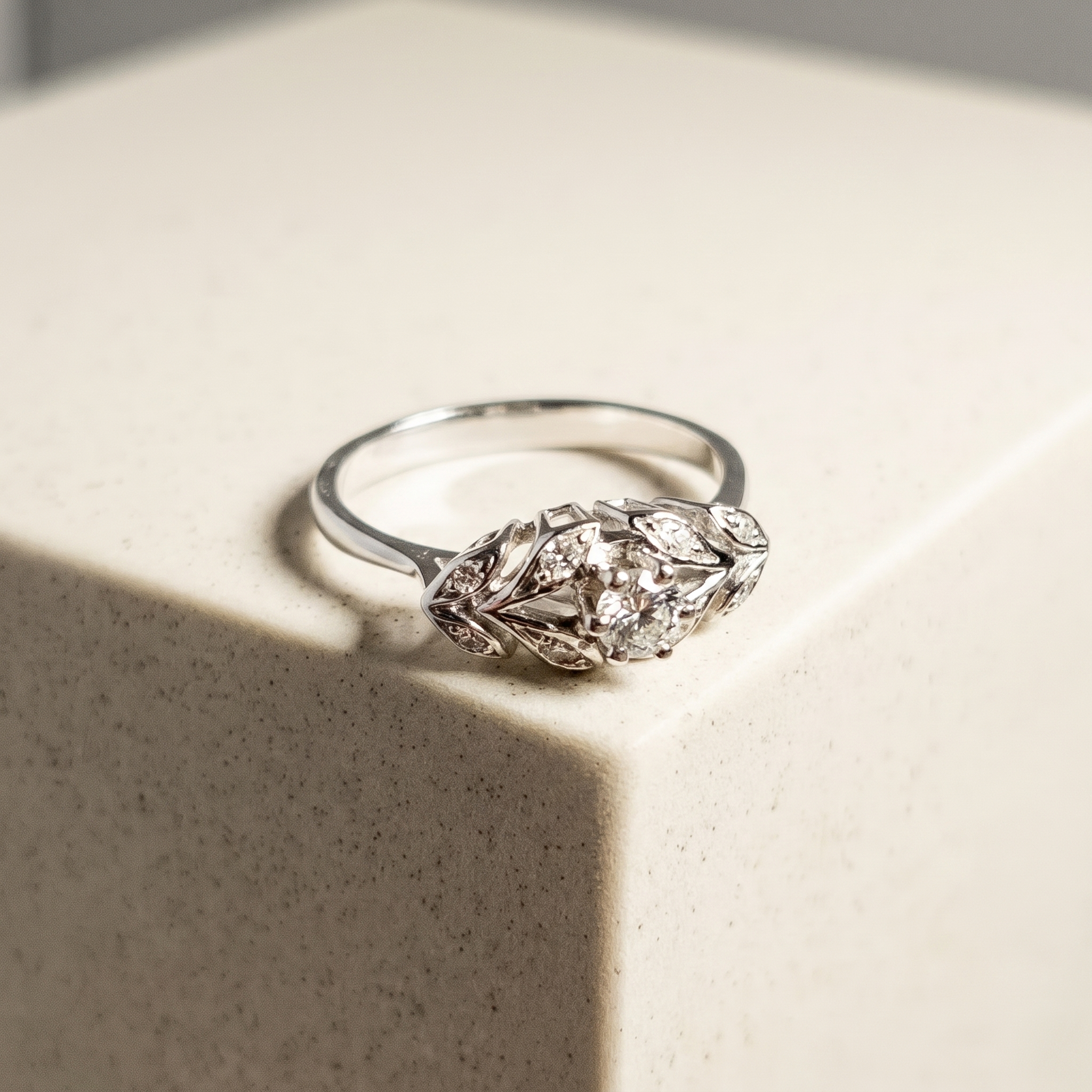Exquisiter Vintage-Weißgoldring mit Brillanten