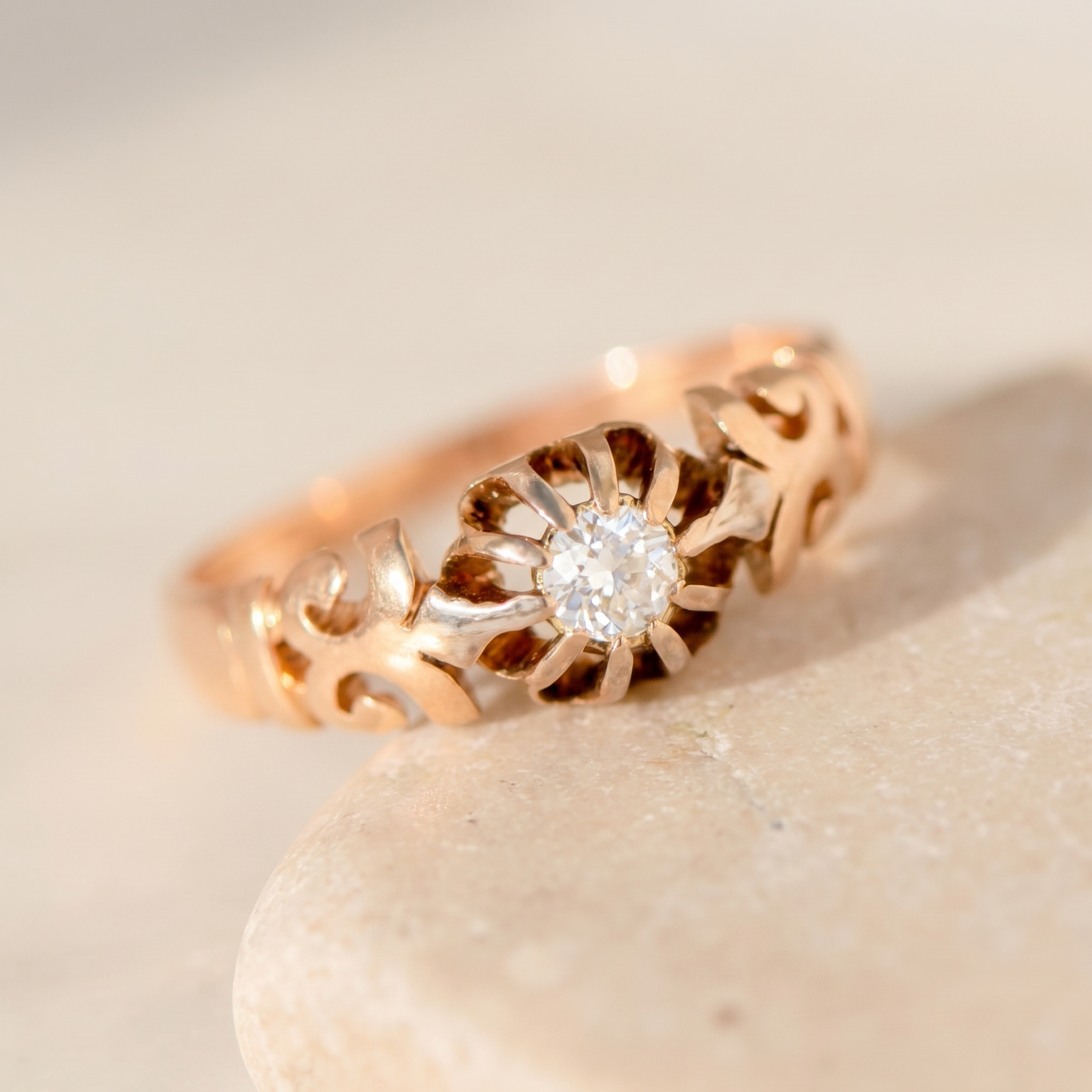 Antiker Solitärring aus 585 Roségold mit Altschliff-Diamant (0,13 ct)
