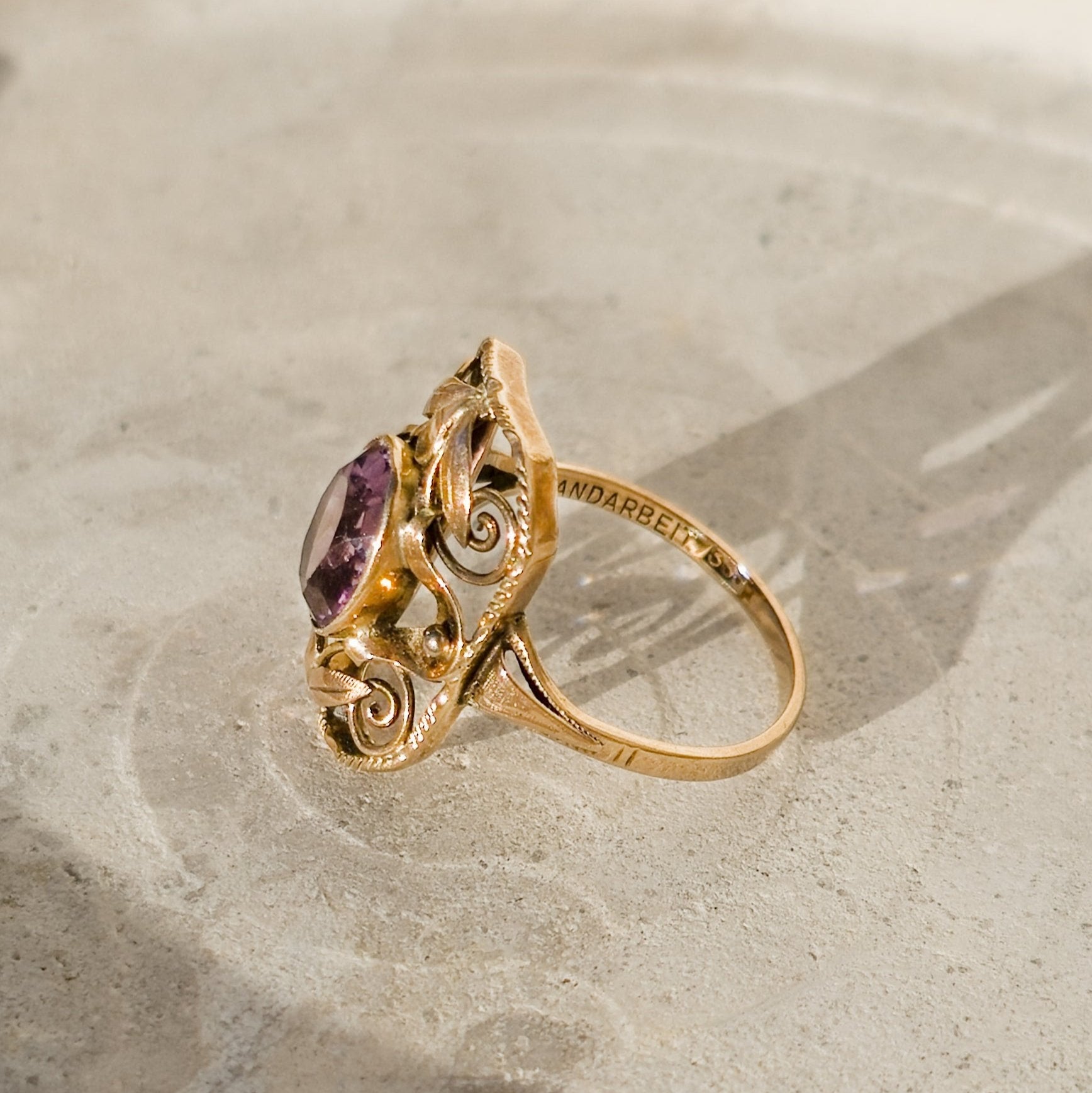 Jugendstil-Ring aus 8K Gold mit Amethyst - Honey Jewelry