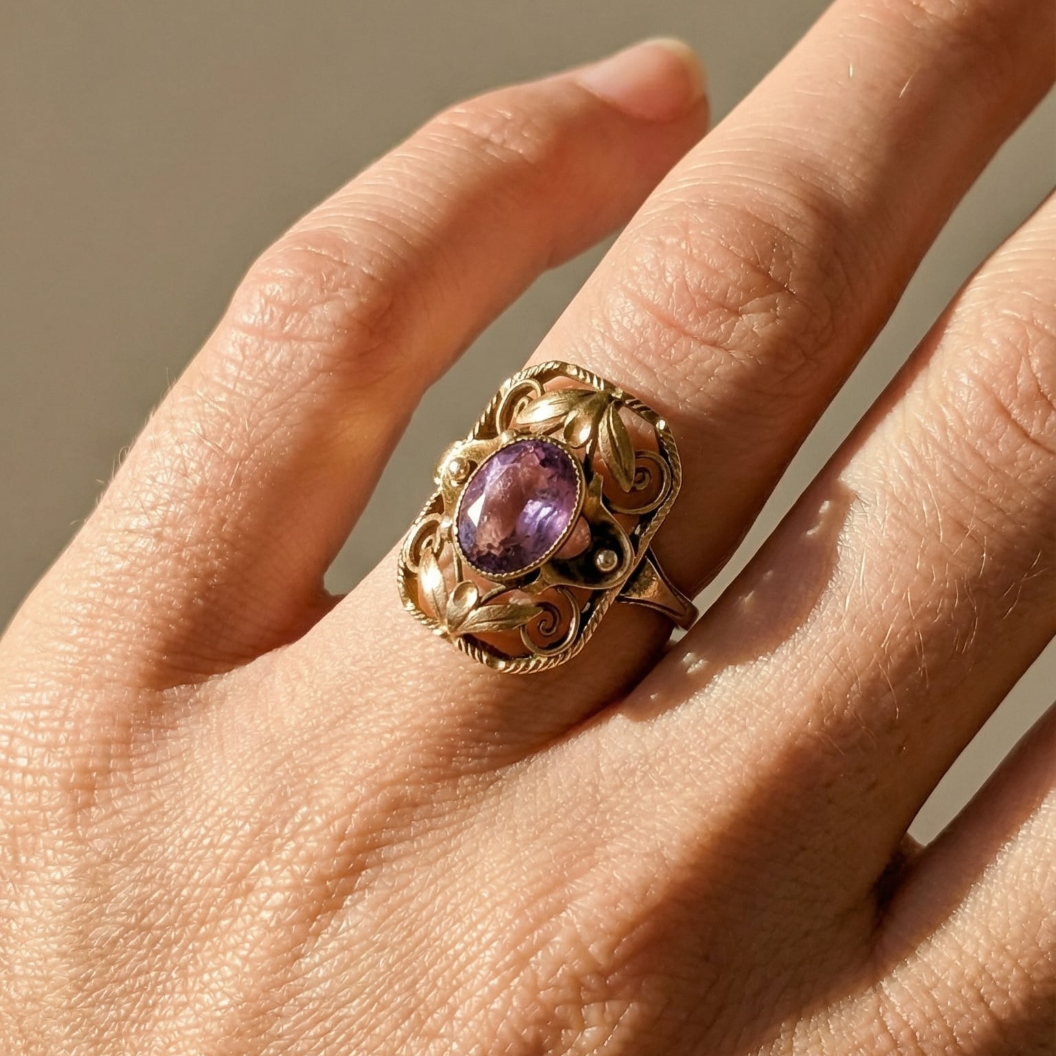 Jugendstil-Ring aus 8K Gold mit Amethyst - Honey Jewelry