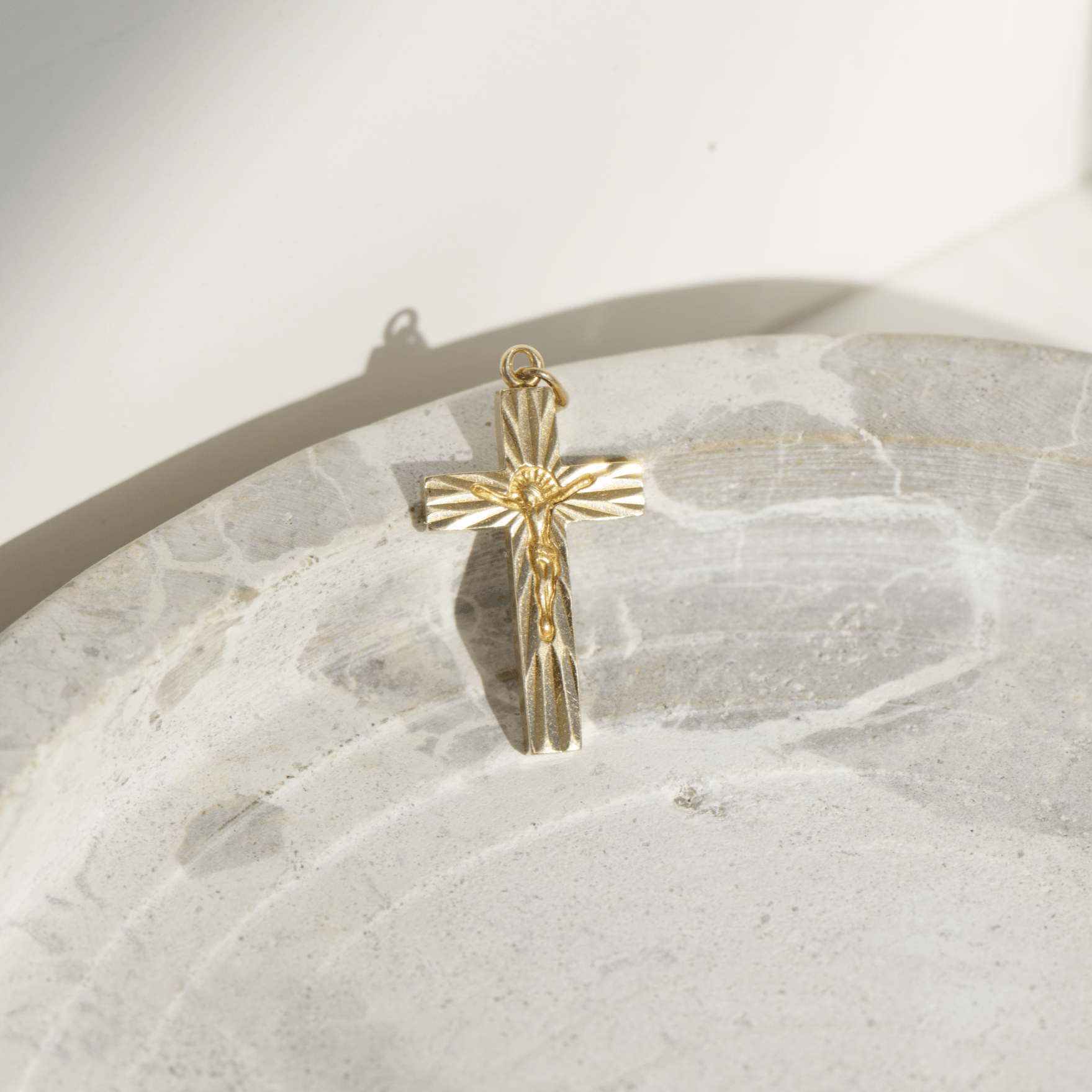 Kantiges Vintage - Kreuz aus 14K Gelbgold mit Jesusgravur – Glauben mit Strahlkraft - Honey Jewelry