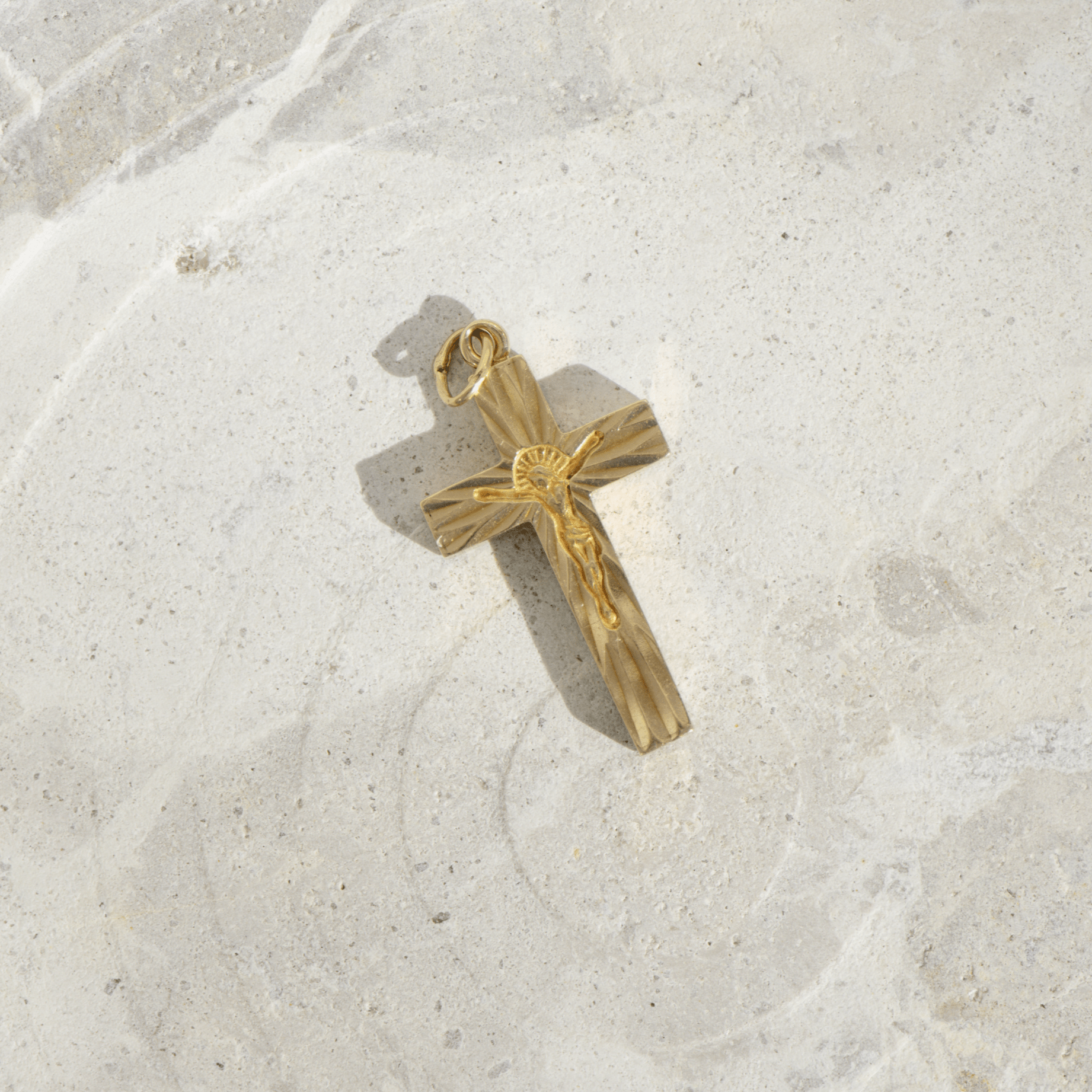 Kantiges Vintage - Kreuz aus 14K Gelbgold mit Jesusgravur – Glauben mit Strahlkraft - Honey Jewelry