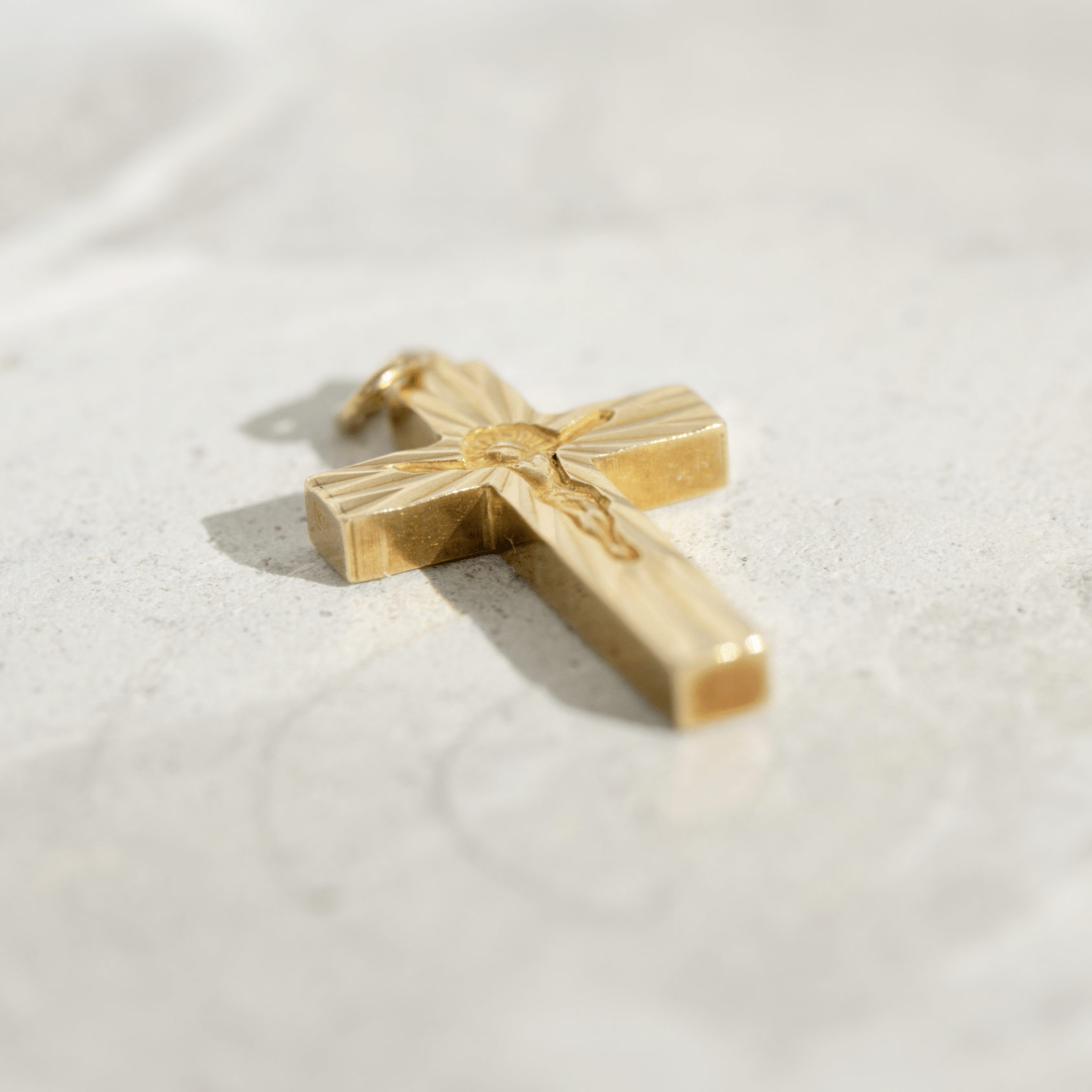 Kantiges Vintage - Kreuz aus 14K Gelbgold mit Jesusgravur – Glauben mit Strahlkraft - Honey Jewelry