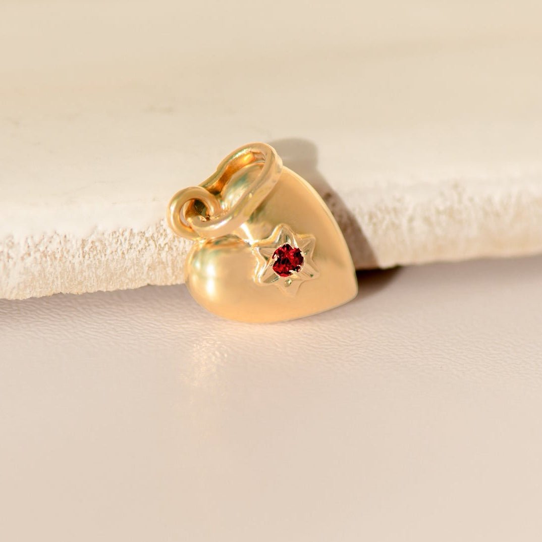Kleiner Herzanhänger aus 18 Karat Gelbgold mit Rubin – zartes Zeichen der Liebe - Honey Jewelry