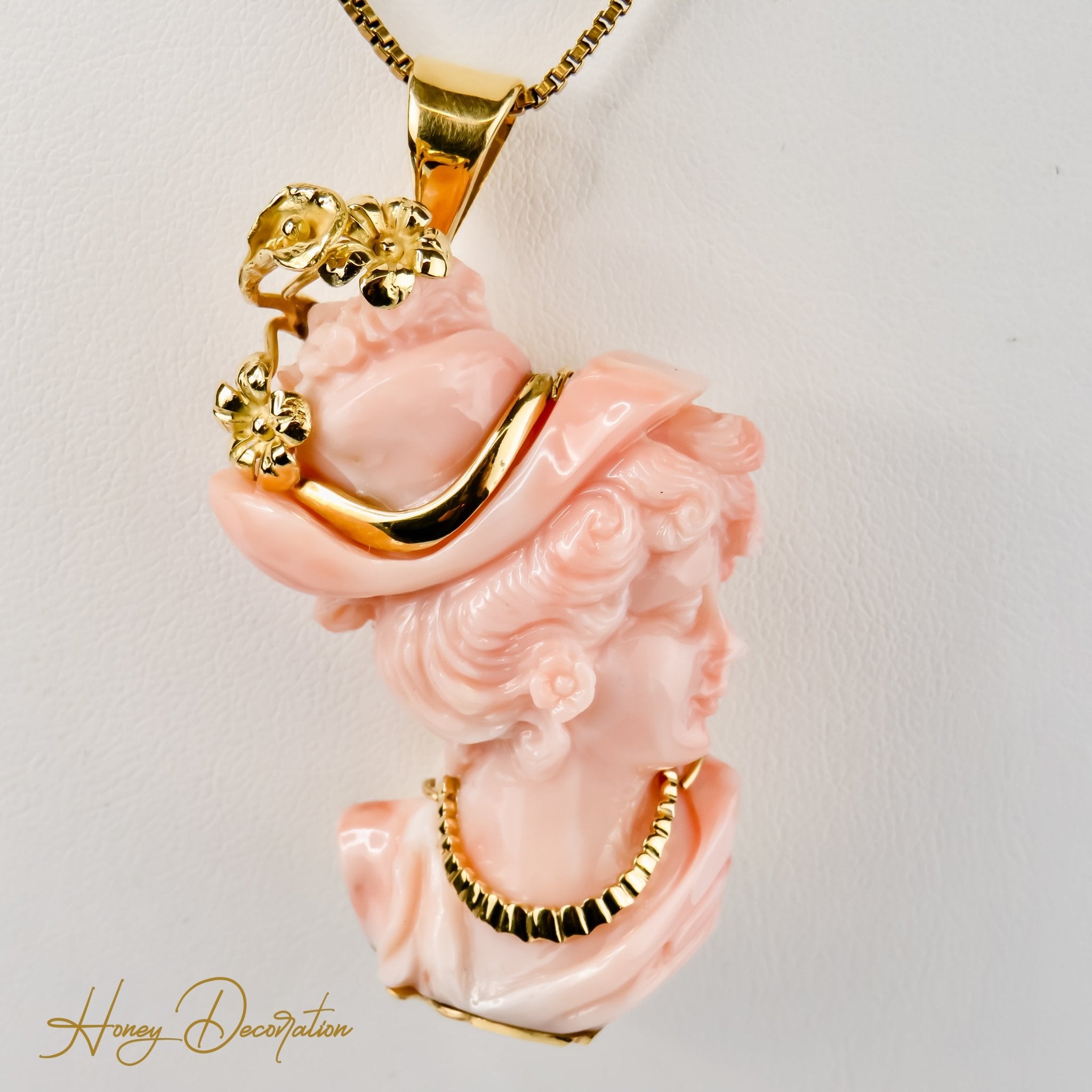 Kunstvolles Damenportrait in 18 Karat Gold mit Korallenrahmen - Honey Jewelry