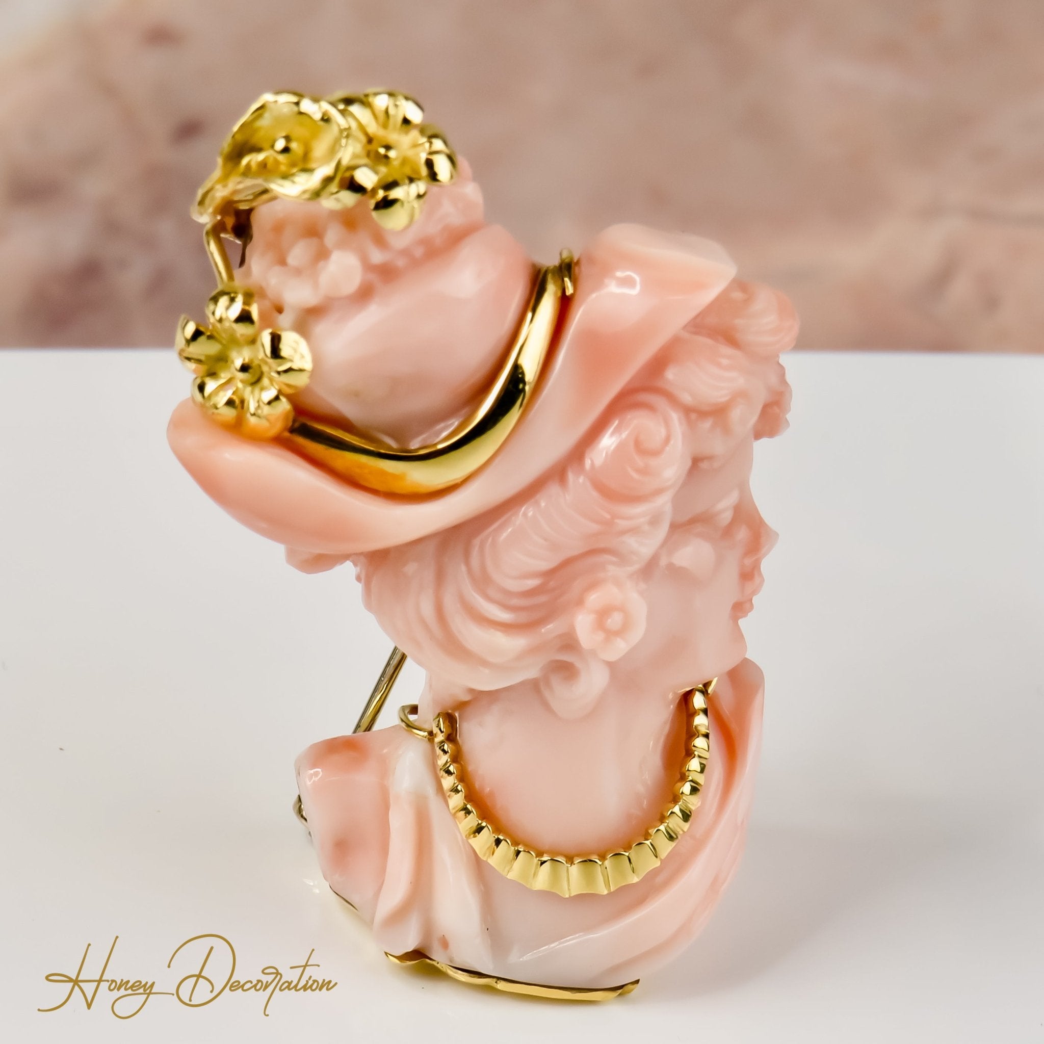 Kunstvolles Damenportrait in 18 Karat Gold mit Korallenrahmen - Honey Jewelry