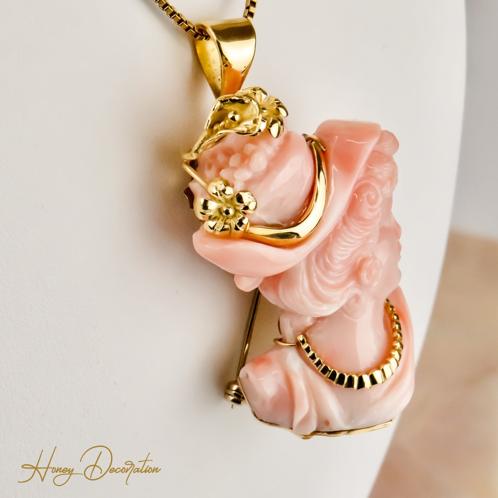 Kunstvolles Damenportrait in 18 Karat Gold mit Korallenrahmen - Honey Jewelry