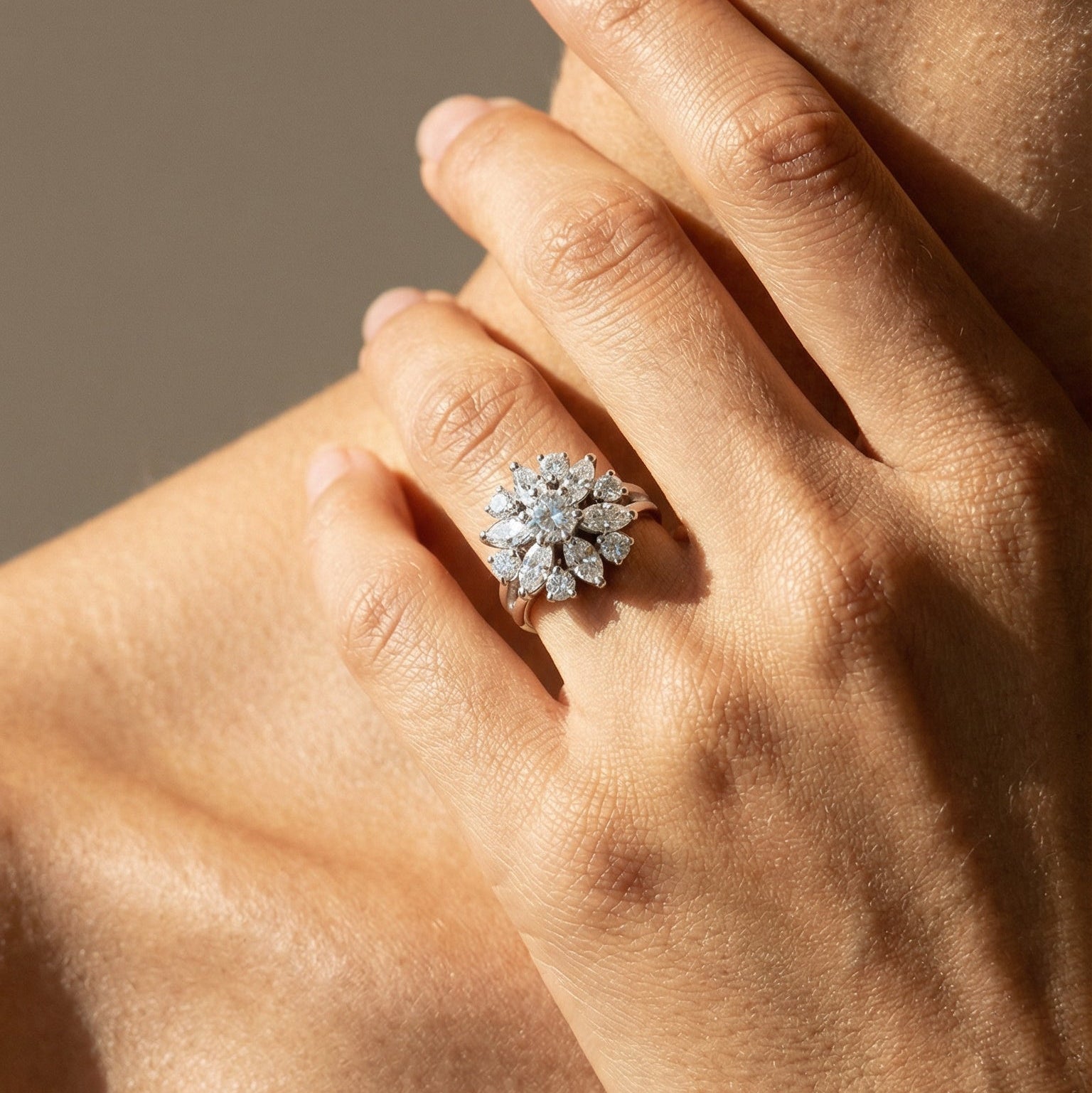 Mid - Century Blütentraum: Weißgold - Ring mit Diamanten - Honey Jewelry