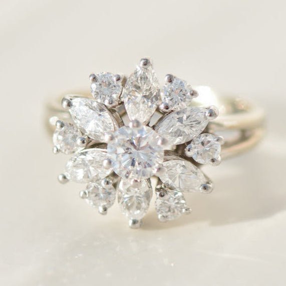 Mid - Century Blütentraum: Weißgold - Ring mit Diamanten - Honey Jewelry