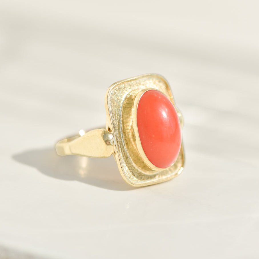 Mid - Century Cocktailring aus 8K Gelbgold mit Koralle – Sommerlaune in Gold gegossen - Honey Jewelry