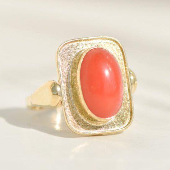 Mid - Century Cocktailring aus 8K Gelbgold mit Koralle – Sommerlaune in Gold gegossen - Honey Jewelry