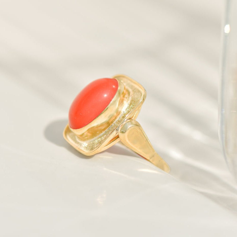 Mid - Century Cocktailring aus 8K Gelbgold mit Koralle – Sommerlaune in Gold gegossen - Honey Jewelry