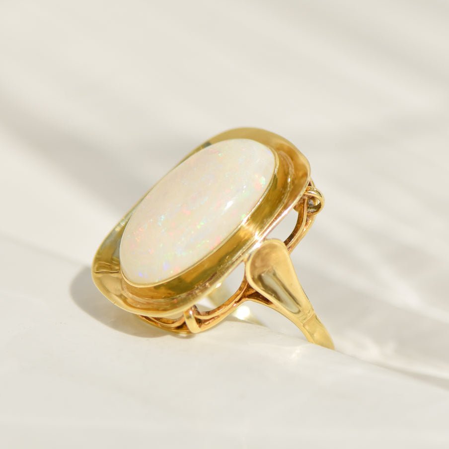 Mid - Century - Ring aus 14K Gelbgold mit Opal - Cabochon – Kunst am Finger - Honey Jewelry