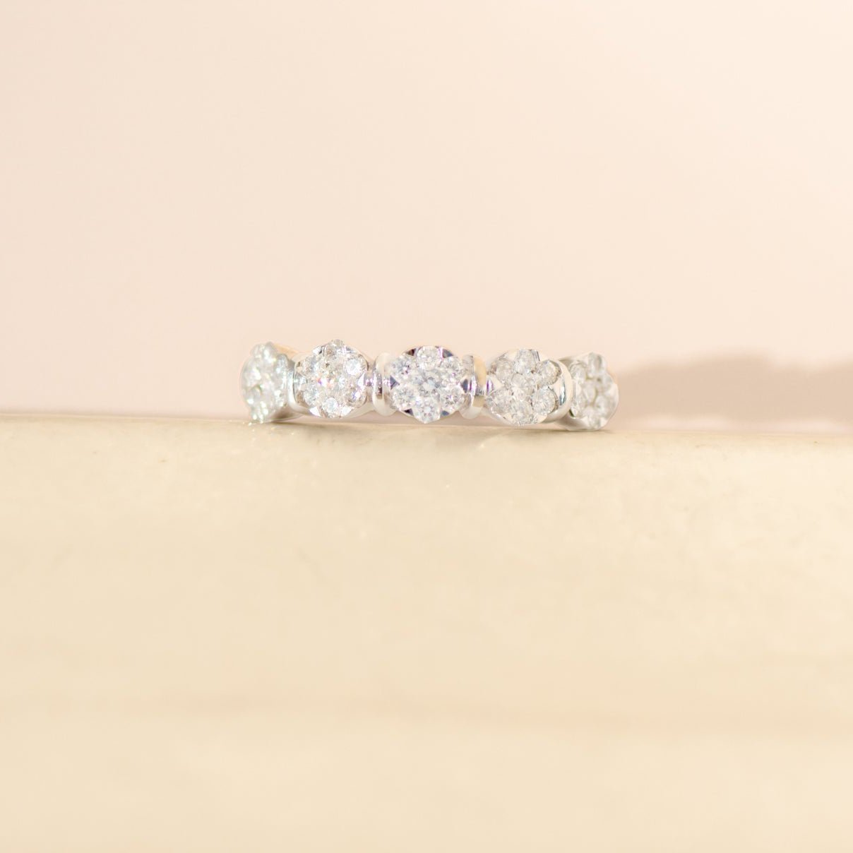 Moderner Diamantring aus 585 Weißgold mit Blütenmotiv – 0,20 ct, Größe 54 - Honey Jewelry