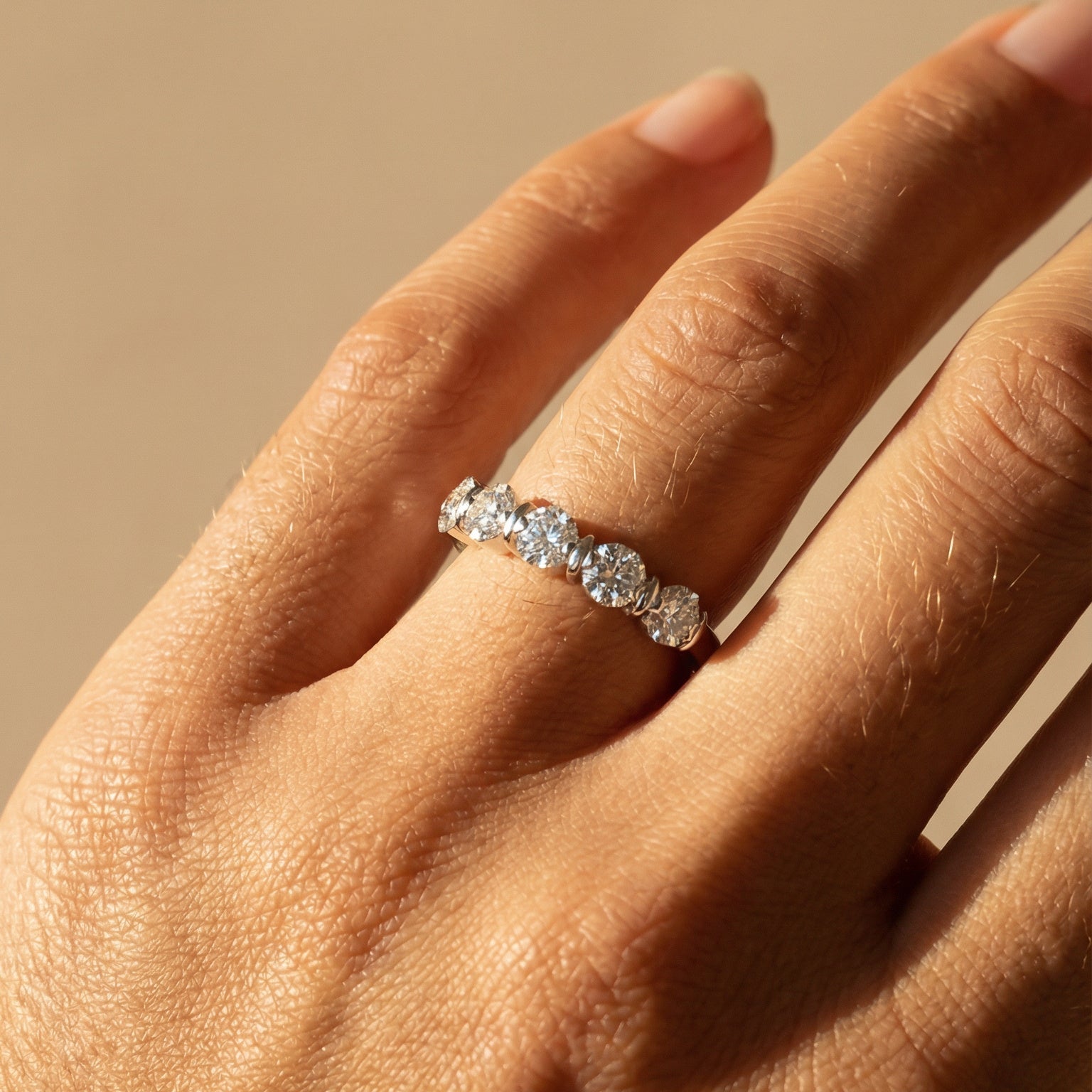 Moderner Diamantring aus 585 Weißgold mit Blütenmotiv – 0,20 ct, Größe 54 - Honey Jewelry