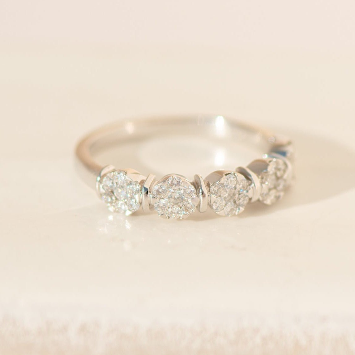 Moderner Diamantring aus 585 Weißgold mit Blütenmotiv – 0,20 ct, Größe 54 - Honey Jewelry