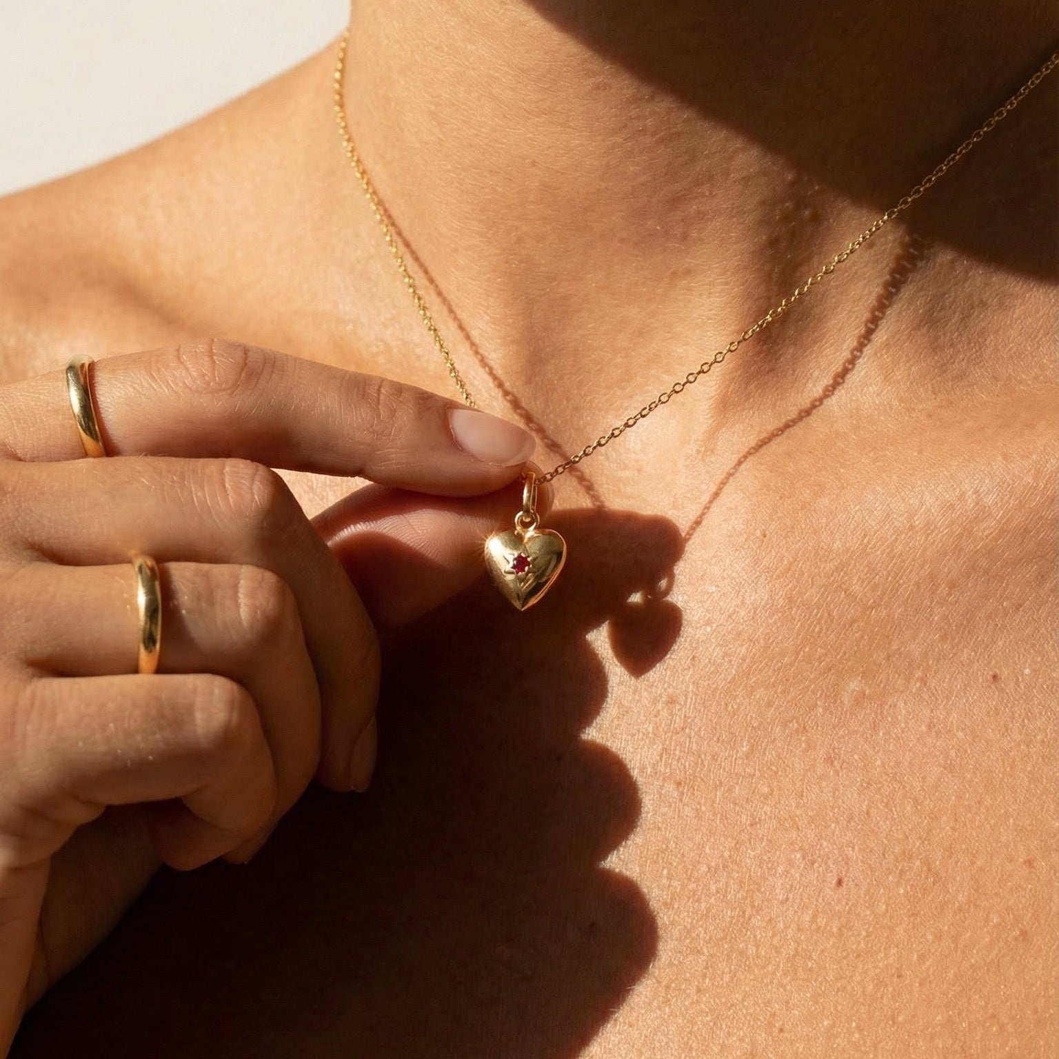 Kleiner Herzanhänger aus 18 Karat Gelbgold mit Rubin – zartes Zeichen der Liebe