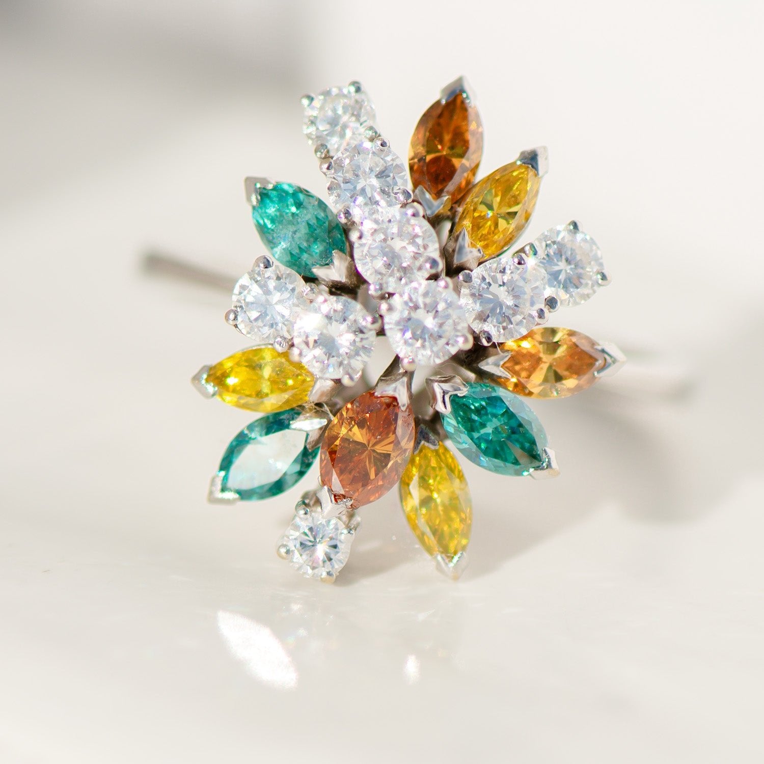 Ring aus 14 K Weißgold mit bunten und weißen Diamanten | Vintage Blütenring - Honey Jewelry