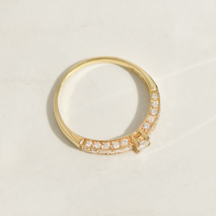 Ring aus 14K Gelbgold mit Brillant - Solitär & Pavé - Besatz – fein gefasst, edel vollendet - Honey Jewelry