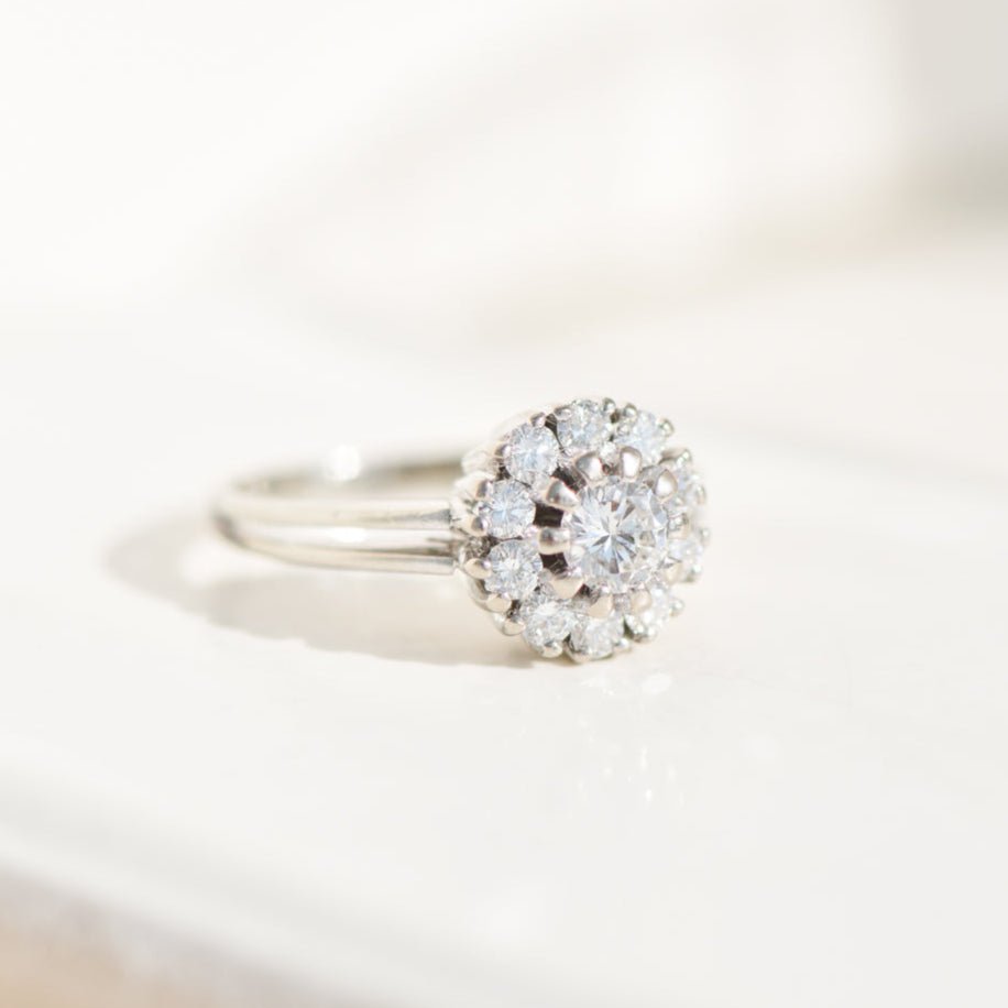 Ring aus 14K Weißgold mit Brillantblüte – zeitlose Eleganz mit floralem Funkeln - Honey Jewelry