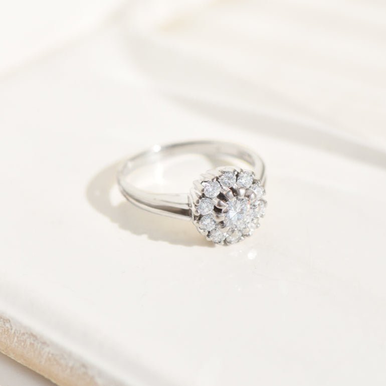 Ring aus 14K Weißgold mit Brillantblüte – zeitlose Eleganz mit floralem Funkeln - Honey Jewelry