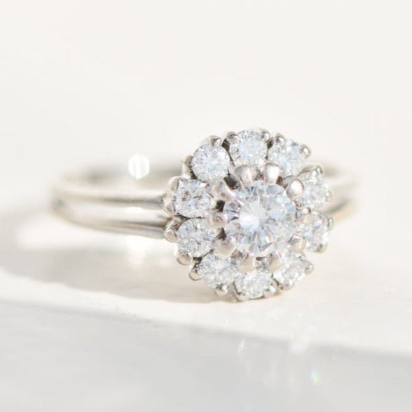 Ring aus 14K Weißgold mit Brillantblüte – zeitlose Eleganz mit floralem Funkeln - Honey Jewelry