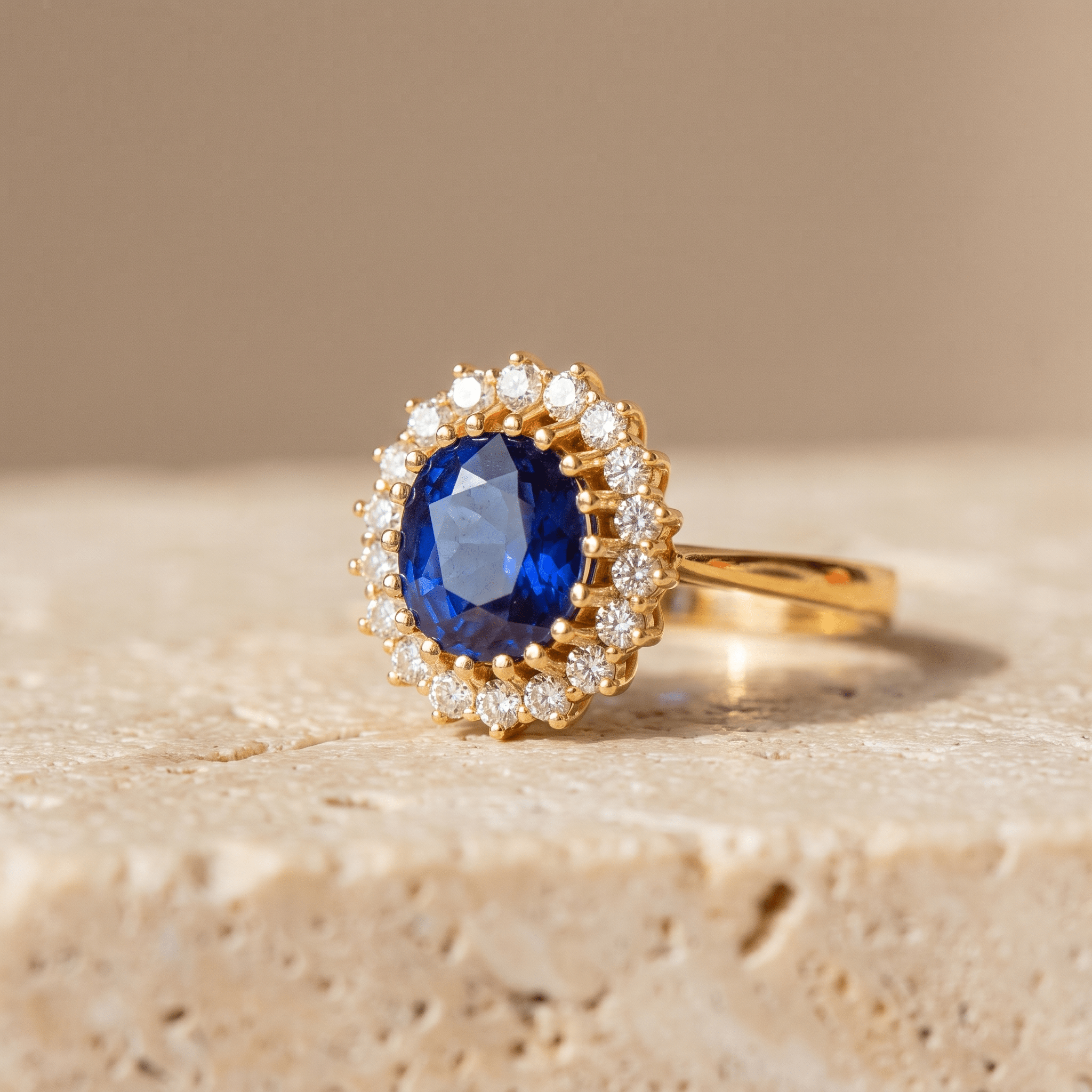 Saphir Entourage Ring aus 585 Gelbgold mit Diamanten - Honey Jewelry